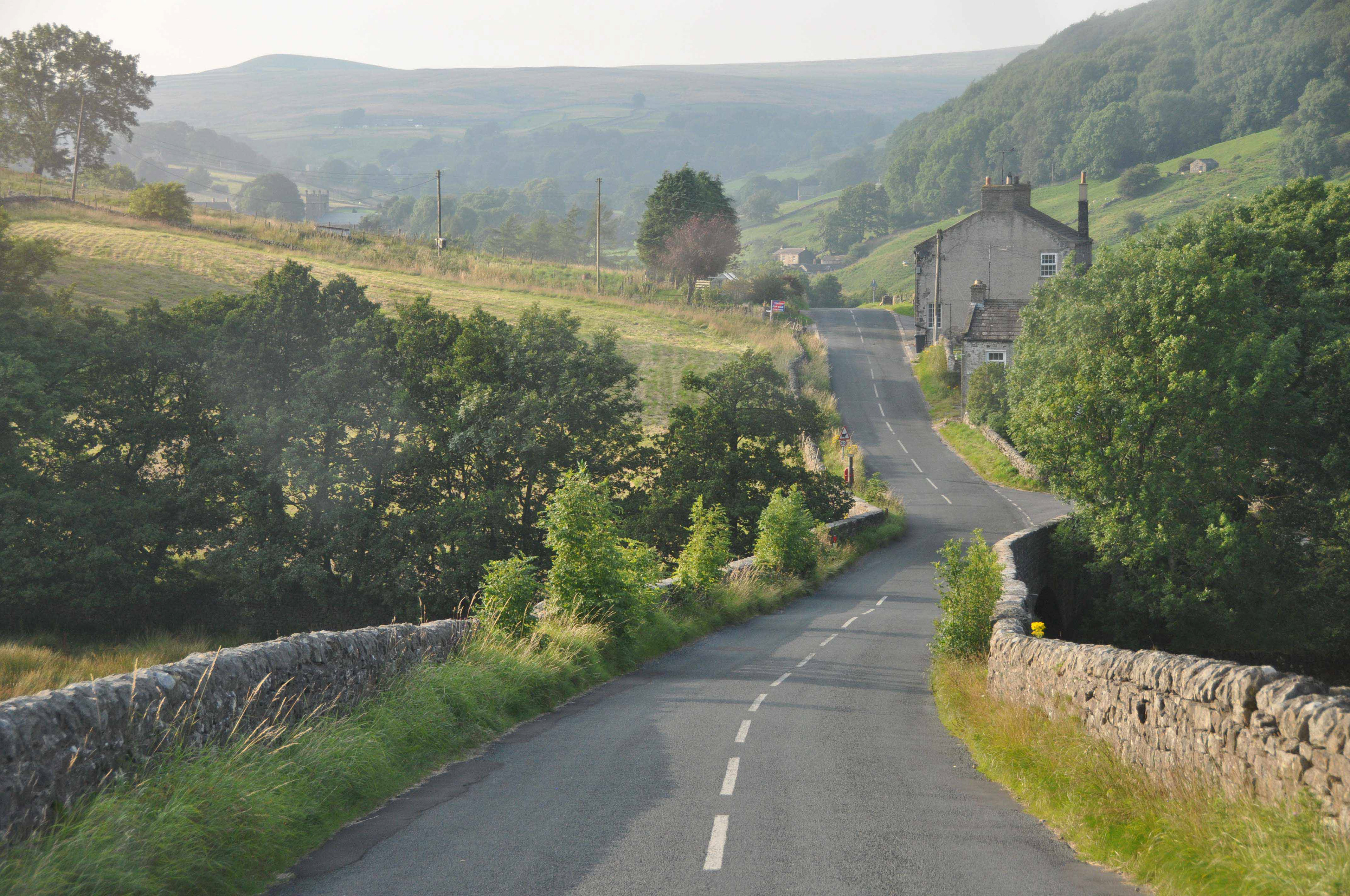 Typische Landstraße in England
