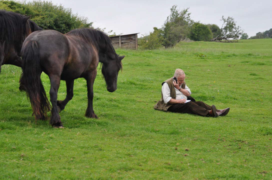Ein Farmer und sein Dales Pony
