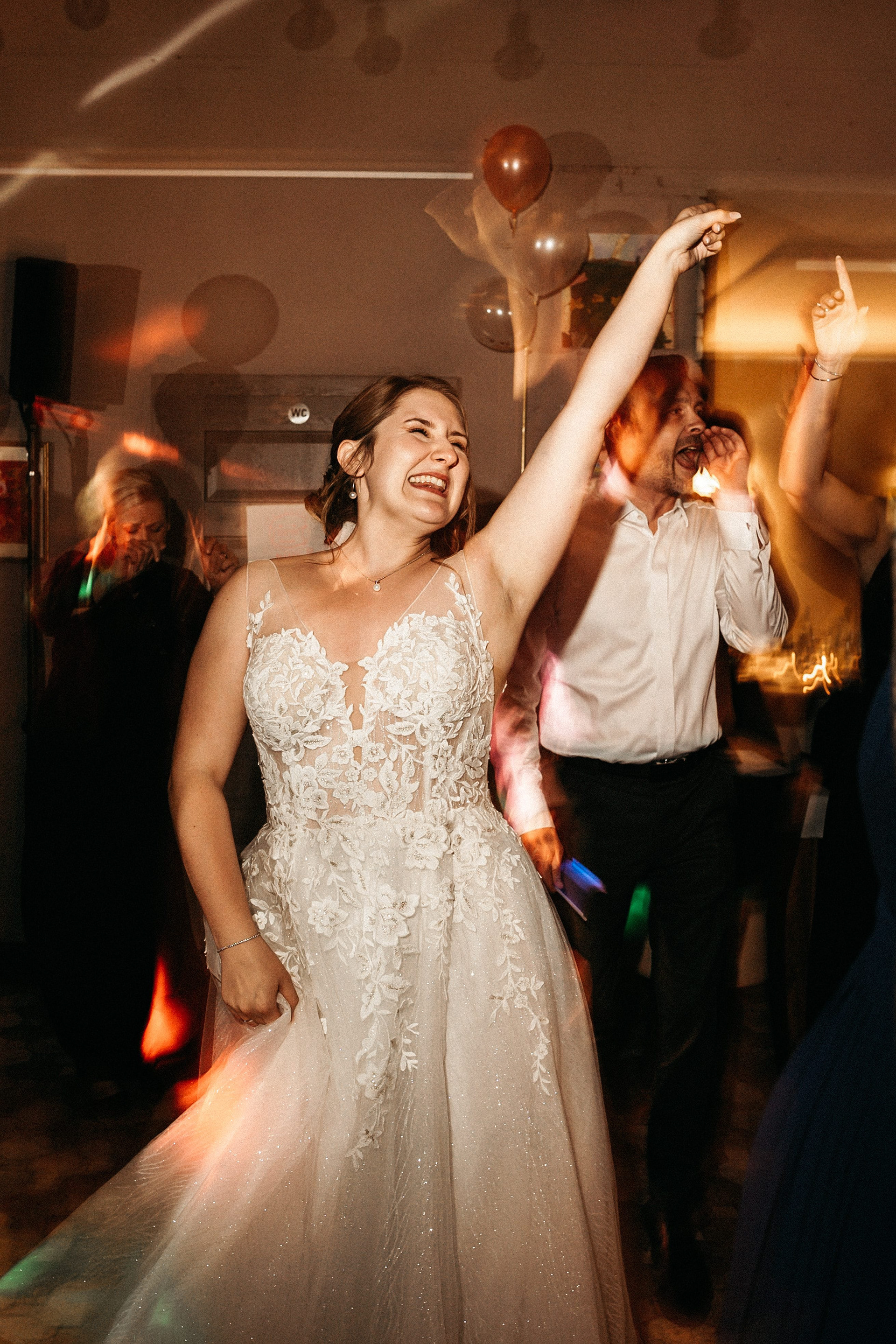 tanzende Braut bei der Hochzeitsfeier in Bremen