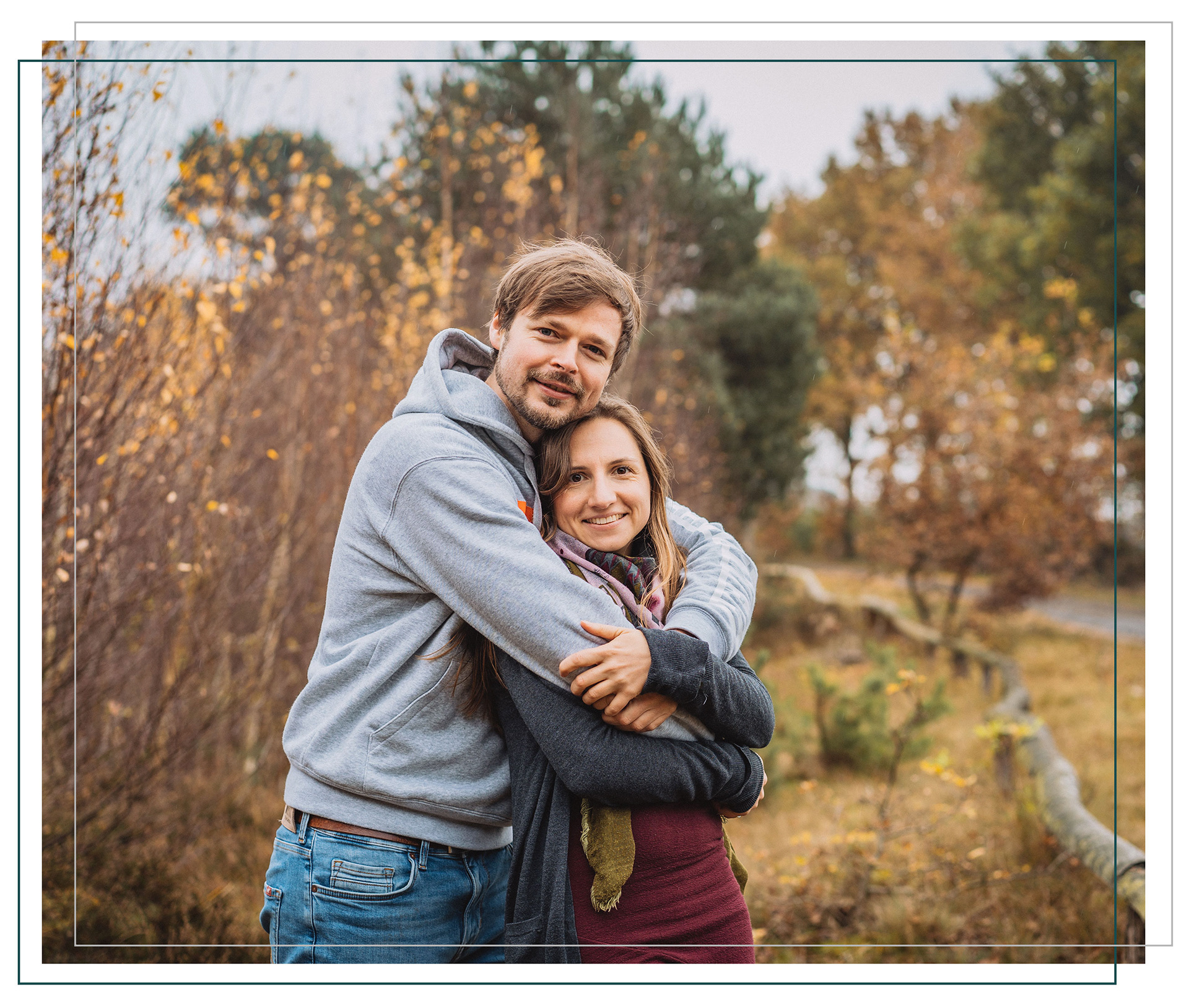 Lia und Matthias umarmen sich im Herbst in Bremen