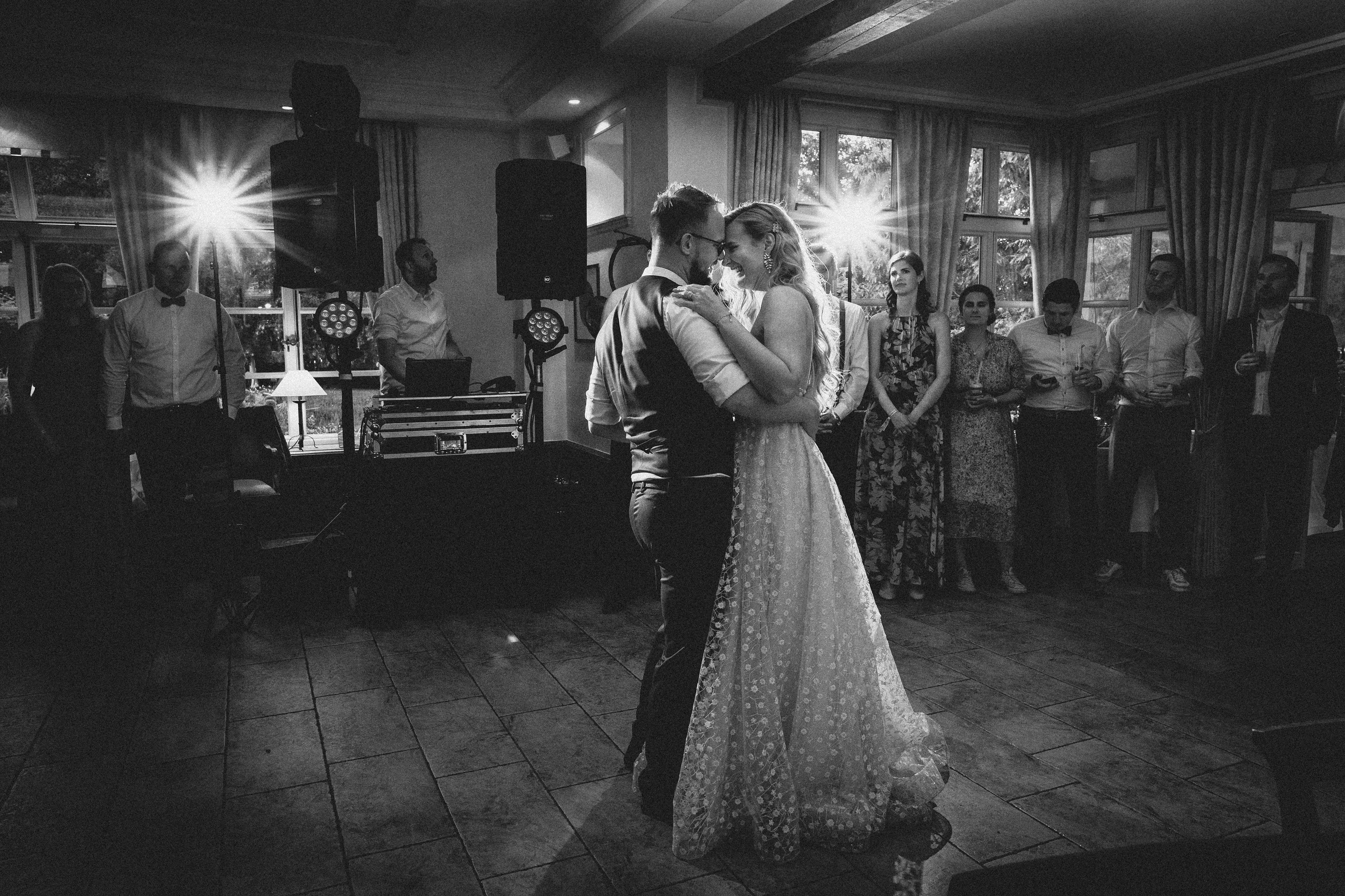 Schwarz-weiß Bild eines tanzenden Hochzeitspars im Forsthaus Heiligenberg.
