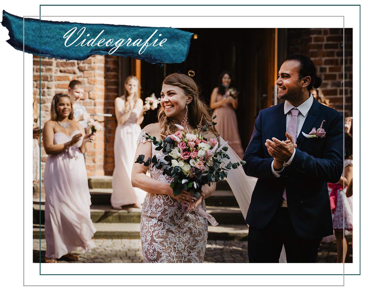 Hochzeitspaar vor einer Kirche in Bremen mit Schriftzug Videografie
