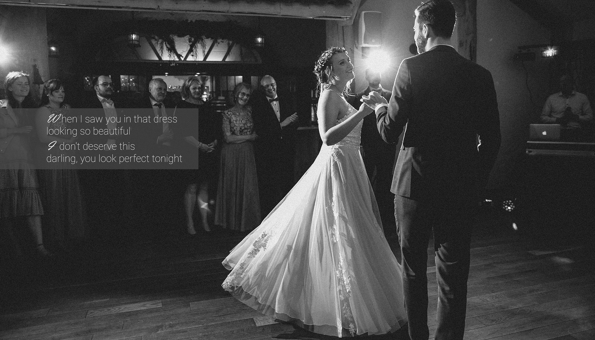 Hochzeitspaar beim Hochzeitstanz im Hotel Backenköhler in schwarz-weiß