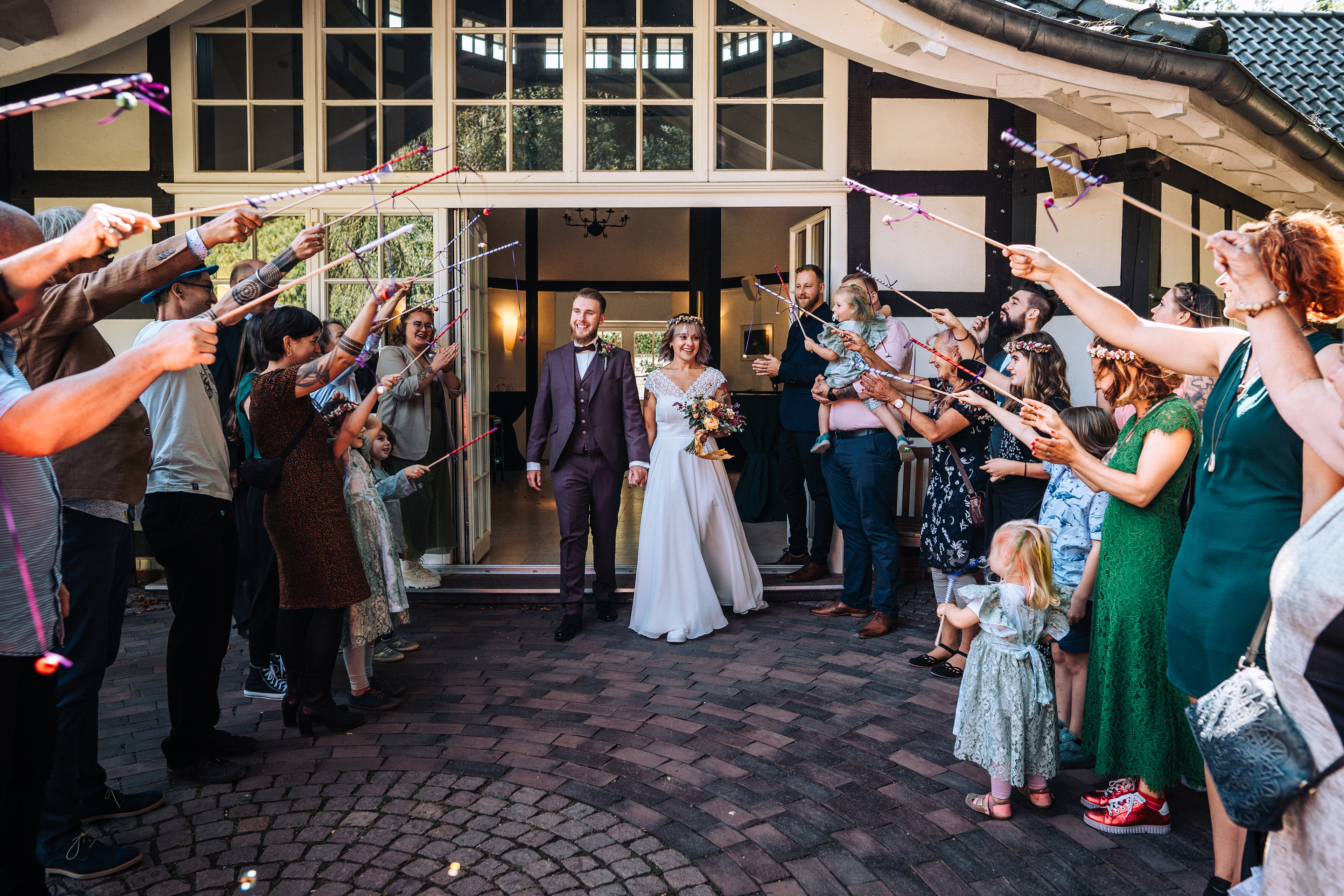 Auszug eines Hochzeitspaars aus dem Lür-Kropp-Hof in Bremen