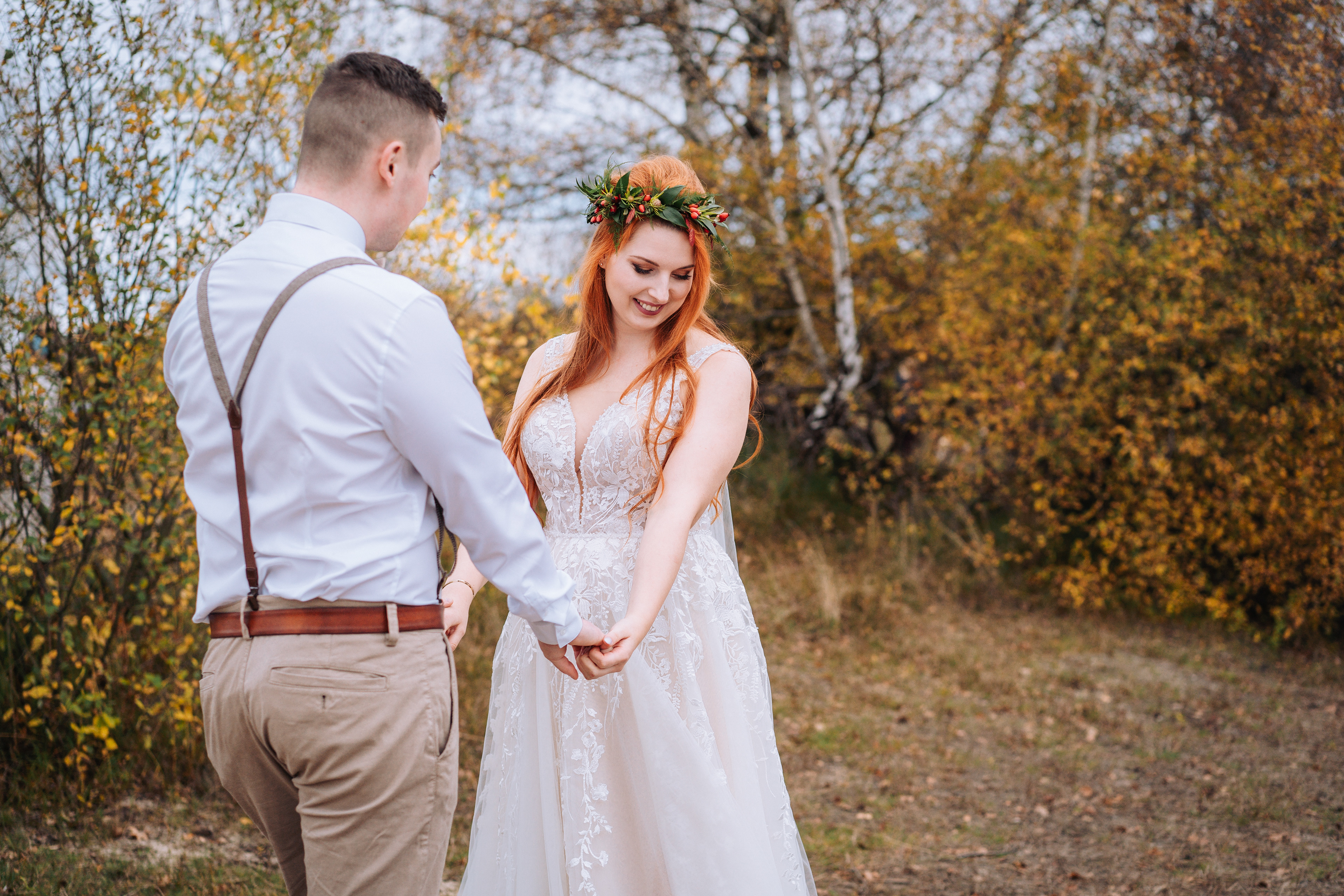 Hochzeitspaar beim First Look in der Natur in Bremen