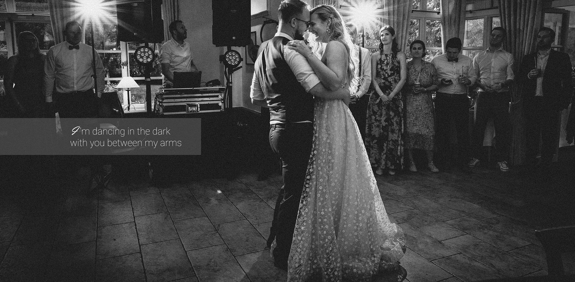 Hochzeitspaar beim Hochzeitstanz in Bremen in schwarz-weiß