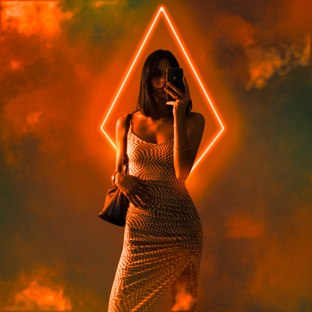Une femme en robe avec son téléphone, entourée d'un néon orange en format de losange et des nuages.