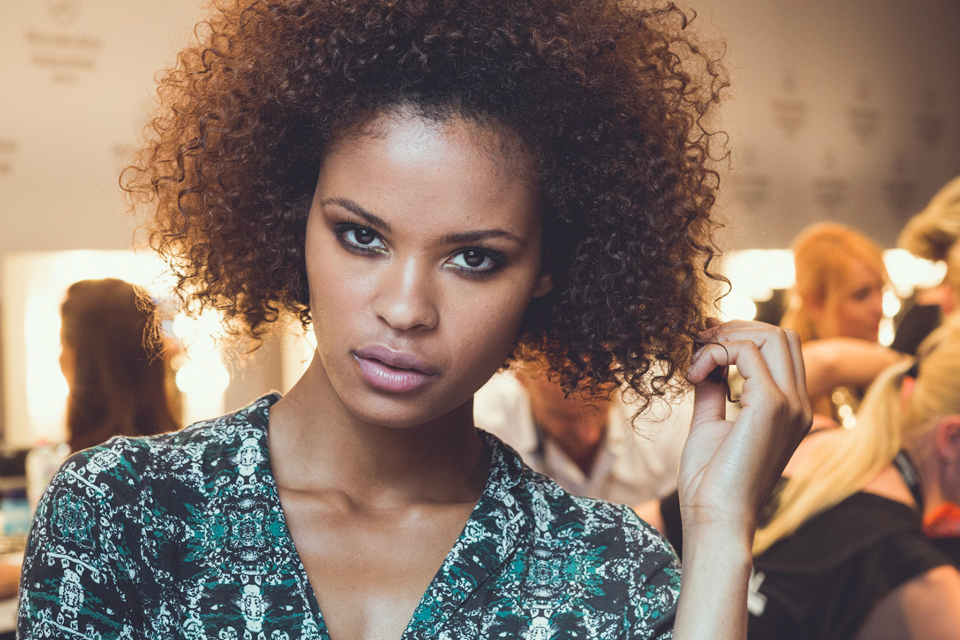 Für Maybelline hat Borris Burba den Aufwand hinter der Fashion Week in Berlin fotografisch fesgehalten. Als offizieller Backstage Fotograf stand er Boris Entrup stets zur Seite, um seine Arbeit zu dokumentieren, aber auch Skuriles und Schönes hat er vor seiner Linse inszeniert.