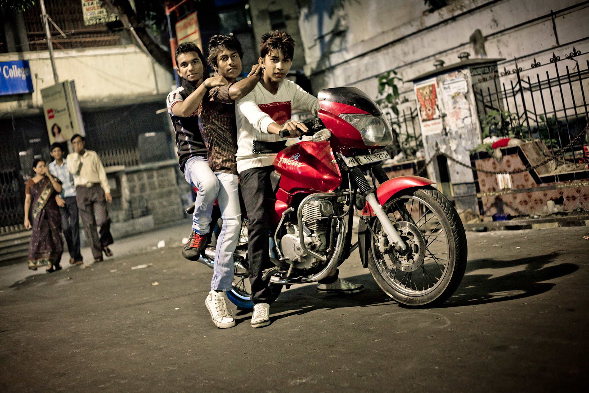 Eine Reise nach Indien. Wir begannen Delhi, reisten am Folgetag nach Kolkata und sind dann über Kochi nach Munnar gefahren, der grünen Lunge Indiens. 6 Tage und vor allem 6 Nächte pures Abenteuer.