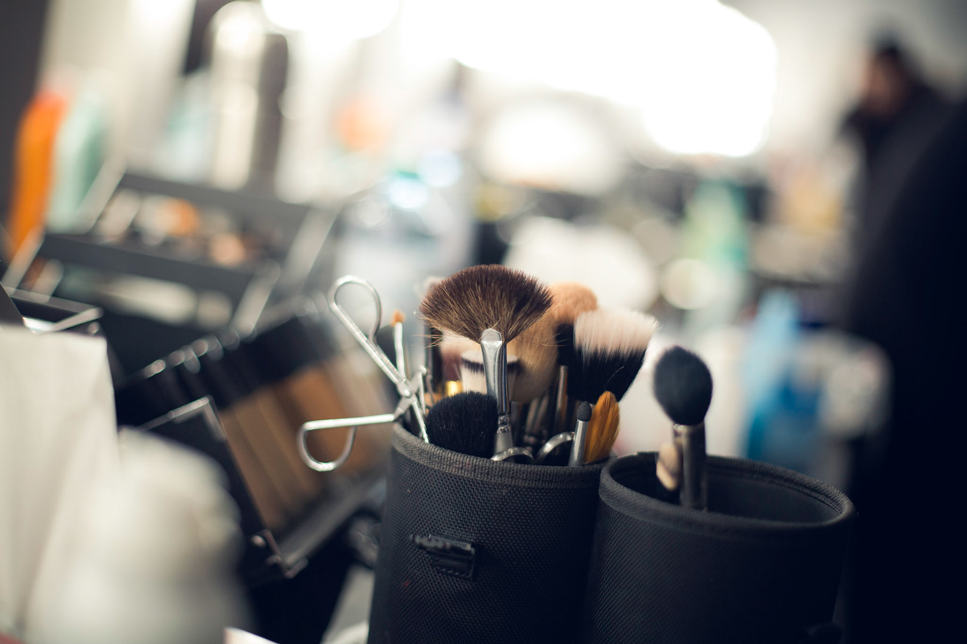 Für Maybelline hat Borris Burba den Aufwand hinter der Fashion Week in Berlin fotografisch fesgehalten. Als offizieller Backstage Fotograf stand er Boris Entrup stets zur Seite, um seine Arbeit zu dokumentieren, aber auch Skuriles und Schönes hat er vor seiner Linse inszeniert.