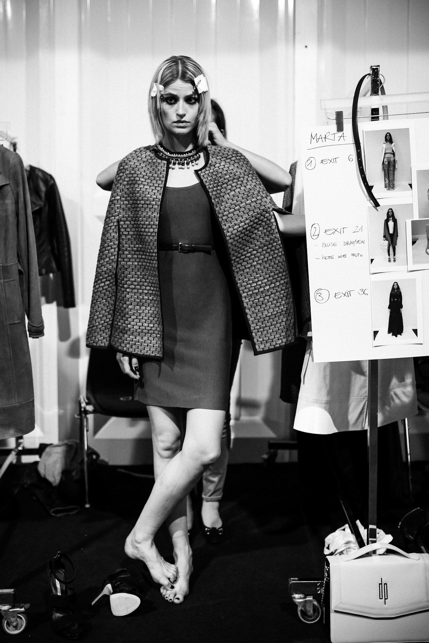Für Maybelline hat Borris Burba den Aufwand hinter der Fashion Week in Berlin fotografisch fesgehalten. Als offizieller Backstage Fotograf stand er Boris Entrup stets zur Seite, um seine Arbeit zu dokumentieren, aber auch Skuriles und Schönes hat er vor seiner Linse inszeniert.