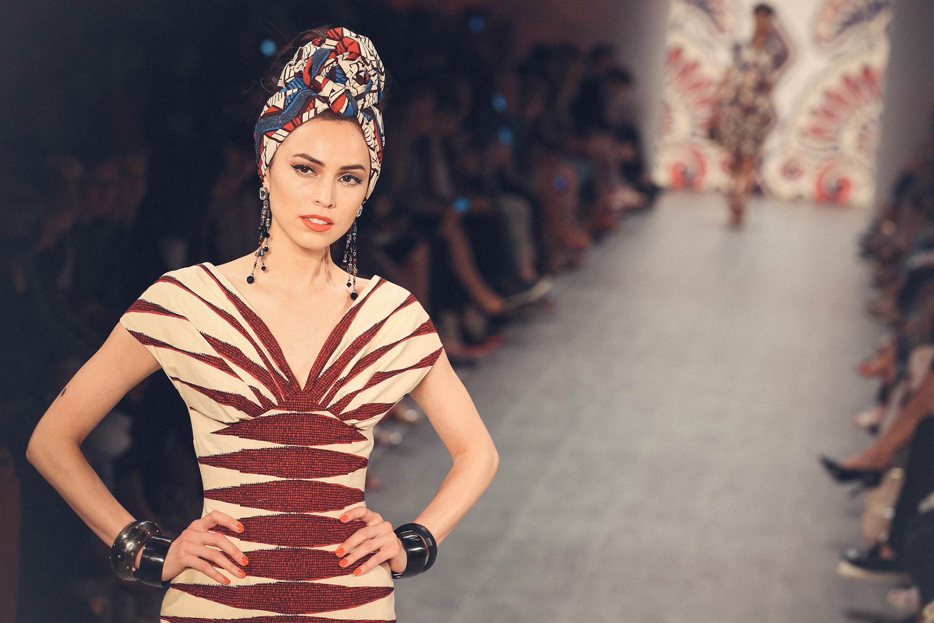 Für Maybelline hat Borris Burba den Aufwand hinter der Fashion Week in Berlin fotografisch fesgehalten. Als offizieller Backstage Fotograf stand er Boris Entrup stets zur Seite, um seine Arbeit zu dokumentieren, aber auch Skuriles und Schönes hat er vor seiner Linse inszeniert.