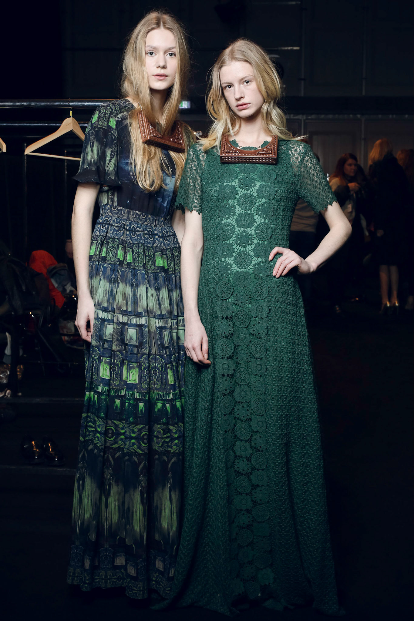 Für Maybelline hat Borris Burba den Aufwand hinter der Fashion Week in Berlin fotografisch fesgehalten. Als offizieller Backstage Fotograf stand er Boris Entrup stets zur Seite, um seine Arbeit zu dokumentieren, aber auch Skuriles und Schönes hat er vor seiner Linse inszeniert.