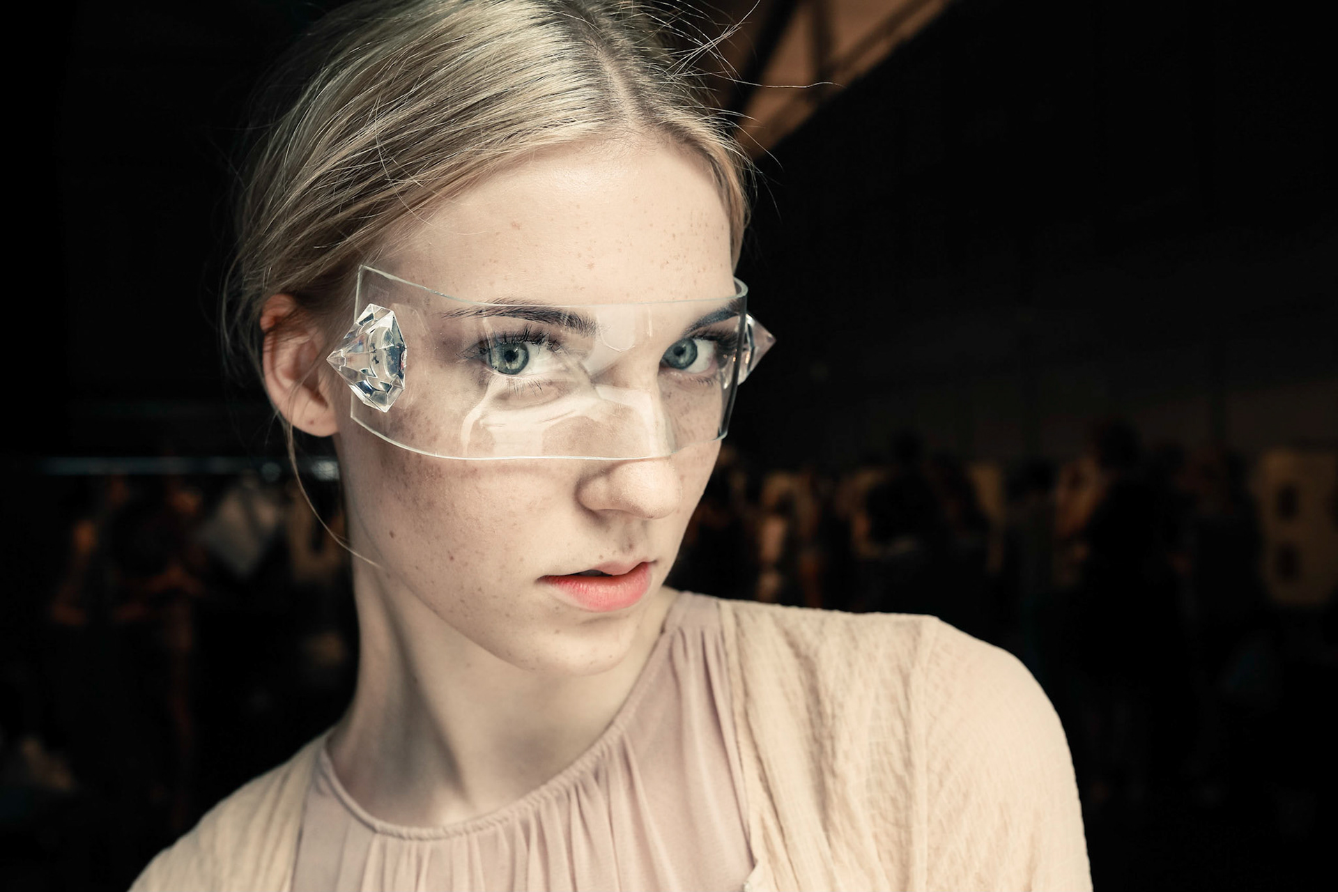 Für Maybelline hat Borris Burba den Aufwand hinter der Fashion Week in Berlin fotografisch fesgehalten. Als offizieller Backstage Fotograf stand er Boris Entrup stets zur Seite, um seine Arbeit zu dokumentieren, aber auch Skuriles und Schönes hat er vor seiner Linse inszeniert.