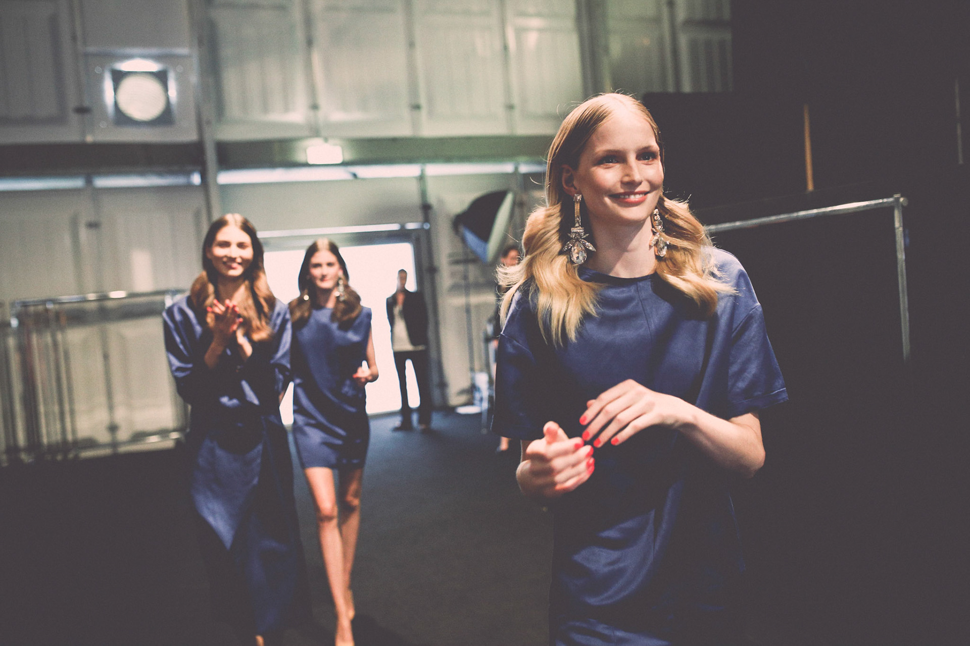Für Maybelline hat Borris Burba den Aufwand hinter der Fashion Week in Berlin fotografisch fesgehalten. Als offizieller Backstage Fotograf stand er Boris Entrup stets zur Seite, um seine Arbeit zu dokumentieren, aber auch Skuriles und Schönes hat er vor seiner Linse inszeniert.