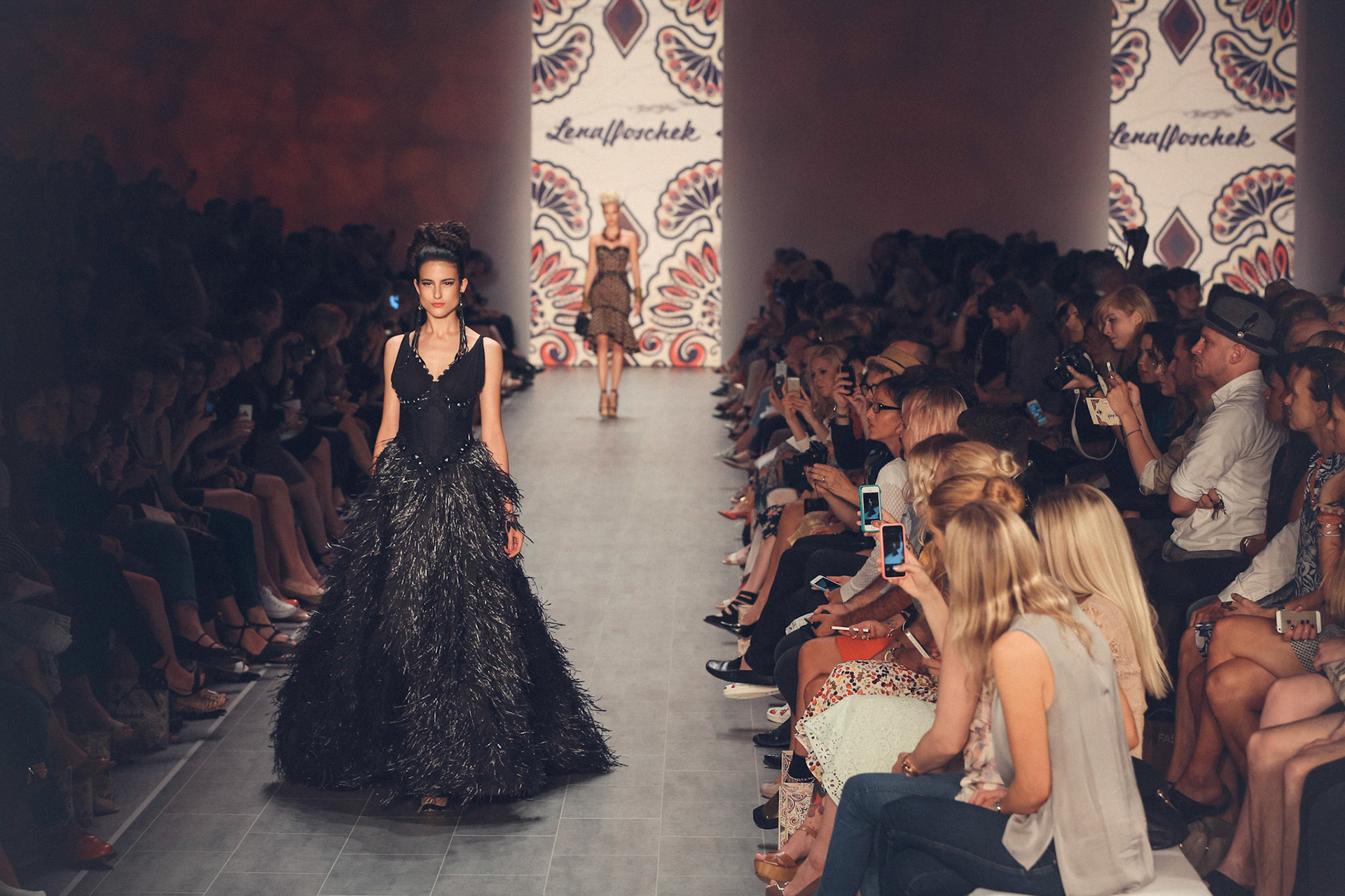 Für Maybelline hat Borris Burba den Aufwand hinter der Fashion Week in Berlin fotografisch fesgehalten. Als offizieller Backstage Fotograf stand er Boris Entrup stets zur Seite, um seine Arbeit zu dokumentieren, aber auch Skuriles und Schönes hat er vor seiner Linse inszeniert.