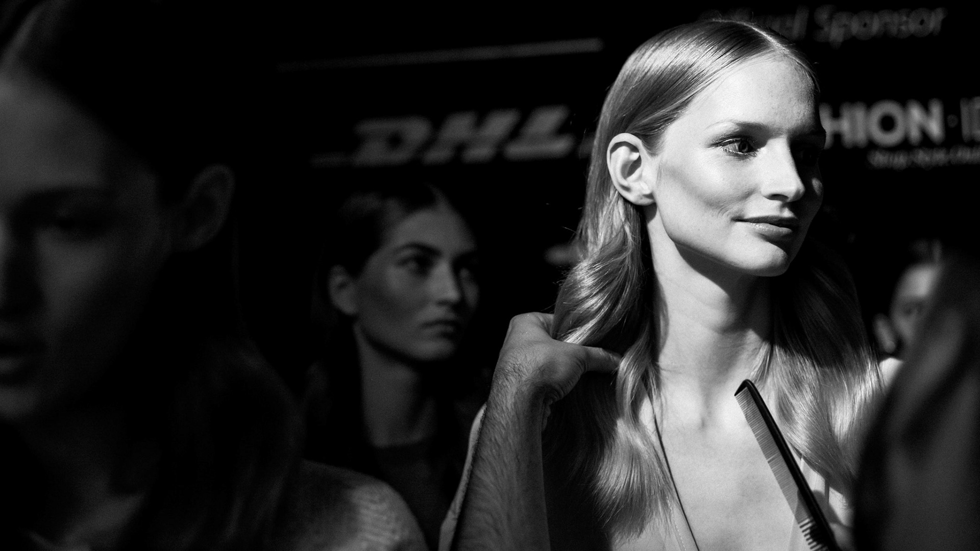 Für Maybelline hat Borris Burba den Aufwand hinter der Fashion Week in Berlin fotografisch fesgehalten. Als offizieller Backstage Fotograf stand er Boris Entrup stets zur Seite, um seine Arbeit zu dokumentieren, aber auch Skuriles und Schönes hat er vor seiner Linse inszeniert.