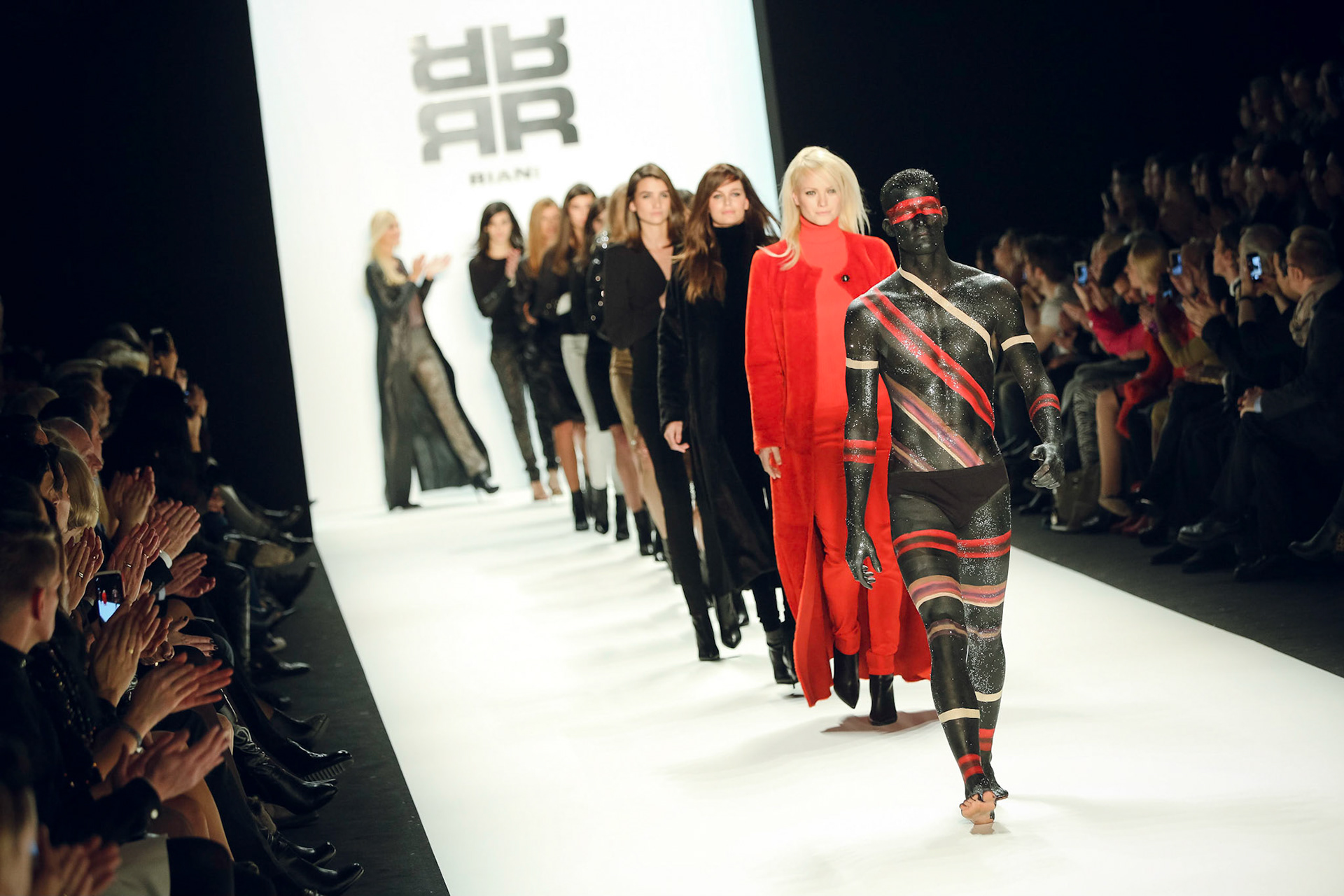 Für Maybelline hat Borris Burba den Aufwand hinter der Fashion Week in Berlin fotografisch fesgehalten. Als offizieller Backstage Fotograf stand er Boris Entrup stets zur Seite, um seine Arbeit zu dokumentieren, aber auch Skuriles und Schönes hat er vor seiner Linse inszeniert.