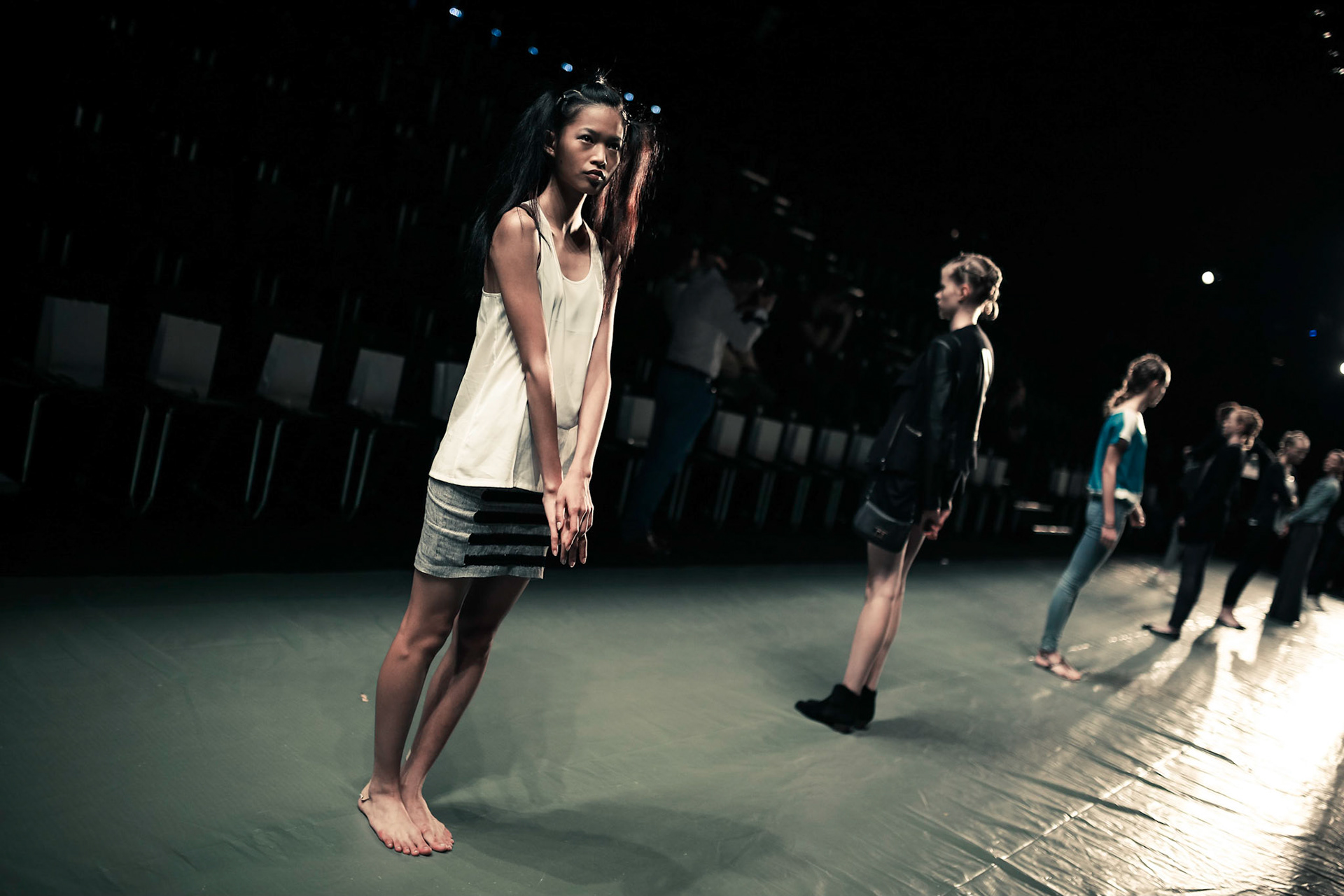 Für Maybelline hat Borris Burba den Aufwand hinter der Fashion Week in Berlin fotografisch fesgehalten. Als offizieller Backstage Fotograf stand er Boris Entrup stets zur Seite, um seine Arbeit zu dokumentieren, aber auch Skuriles und Schönes hat er vor seiner Linse inszeniert.