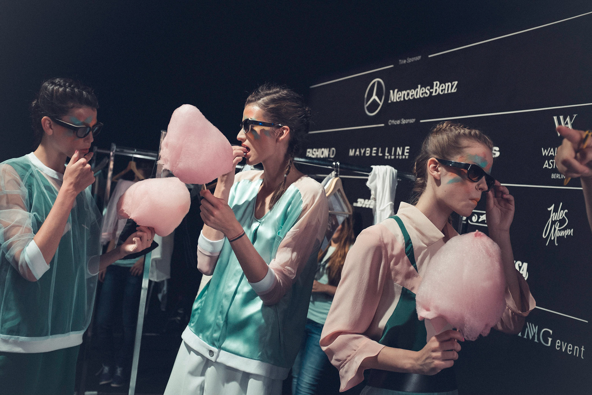 Für Maybelline hat Borris Burba den Aufwand hinter der Fashion Week in Berlin fotografisch fesgehalten. Als offizieller Backstage Fotograf stand er Boris Entrup stets zur Seite, um seine Arbeit zu dokumentieren, aber auch Skuriles und Schönes hat er vor seiner Linse inszeniert.