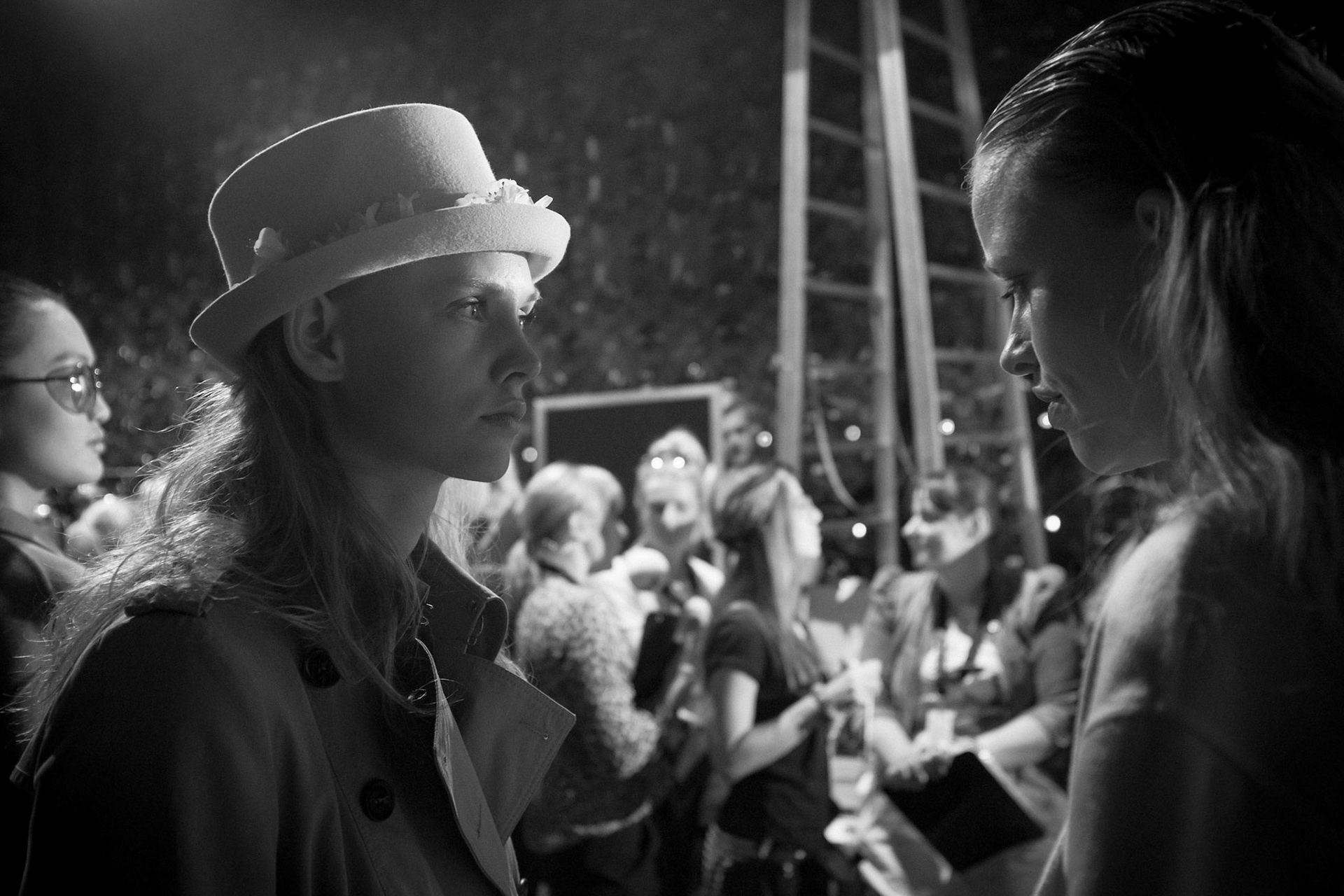 Für Maybelline hat Borris Burba den Aufwand hinter der Fashion Week in Berlin fotografisch fesgehalten. Als offizieller Backstage Fotograf stand er Boris Entrup stets zur Seite, um seine Arbeit zu dokumentieren, aber auch Skuriles und Schönes hat er vor seiner Linse inszeniert.