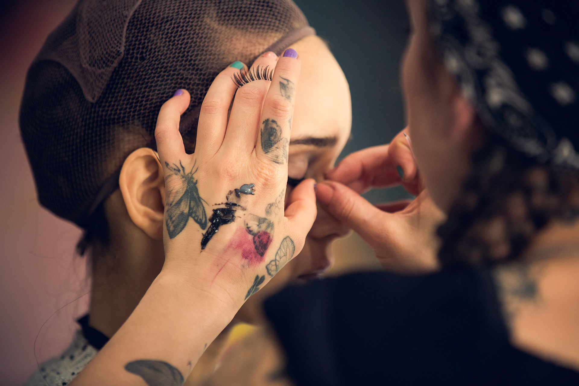 Für Maybelline hat Borris Burba den Aufwand hinter der Fashion Week in Berlin fotografisch fesgehalten. Als offizieller Backstage Fotograf stand er Boris Entrup stets zur Seite, um seine Arbeit zu dokumentieren, aber auch Skuriles und Schönes hat er vor seiner Linse inszeniert.