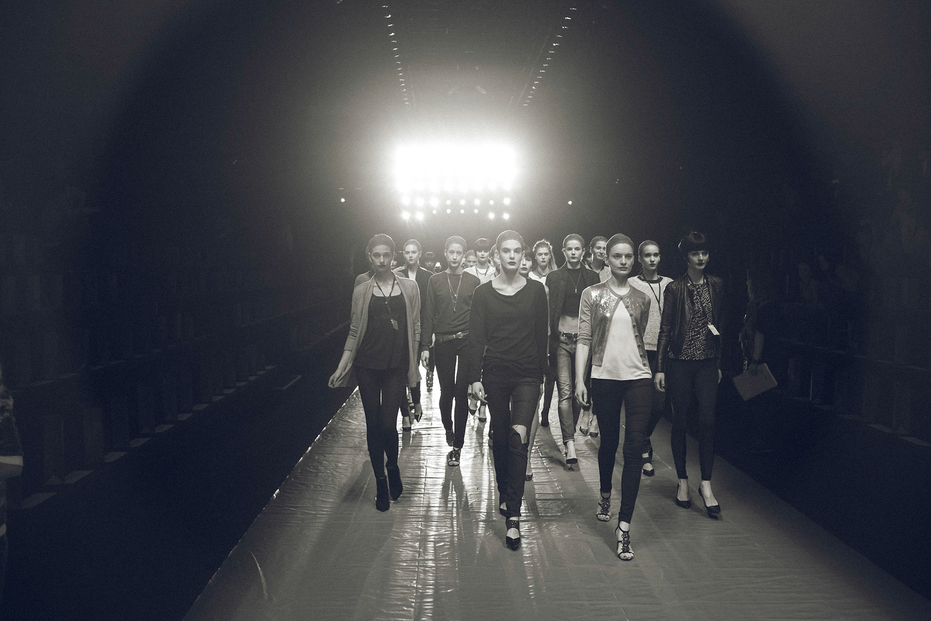 Für Maybelline hat Borris Burba den Aufwand hinter der Fashion Week in Berlin fotografisch fesgehalten. Als offizieller Backstage Fotograf stand er Boris Entrup stets zur Seite, um seine Arbeit zu dokumentieren, aber auch Skuriles und Schönes hat er vor seiner Linse inszeniert.