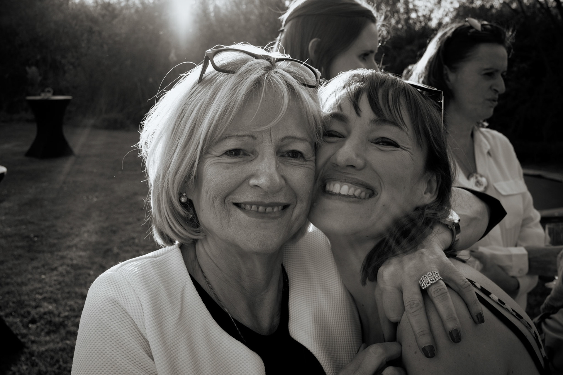 Noord Frankrijk. Vriendinnen die elkaar 20 jaar geleden voor het laatste zagen. Wat is het beste moment om elkaar te omhelzen of de hand te schudden? Een verjaardagsfeest.