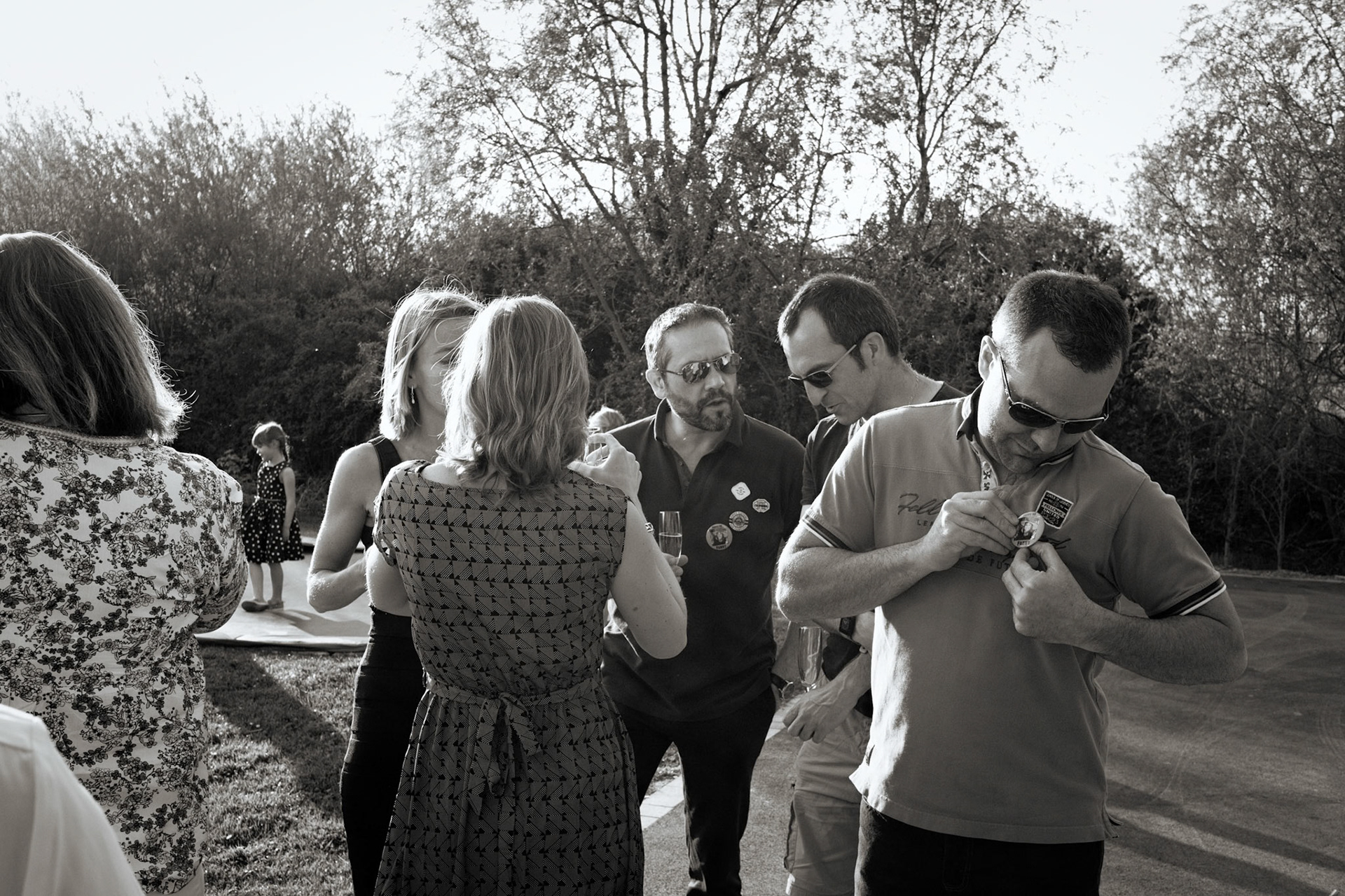Noord Frankrijk. Vriendinnen die elkaar 20 jaar geleden voor het laatste zagen. Wat is het beste moment om elkaar te omhelzen of de hand te schudden? Een verjaardagsfeest.