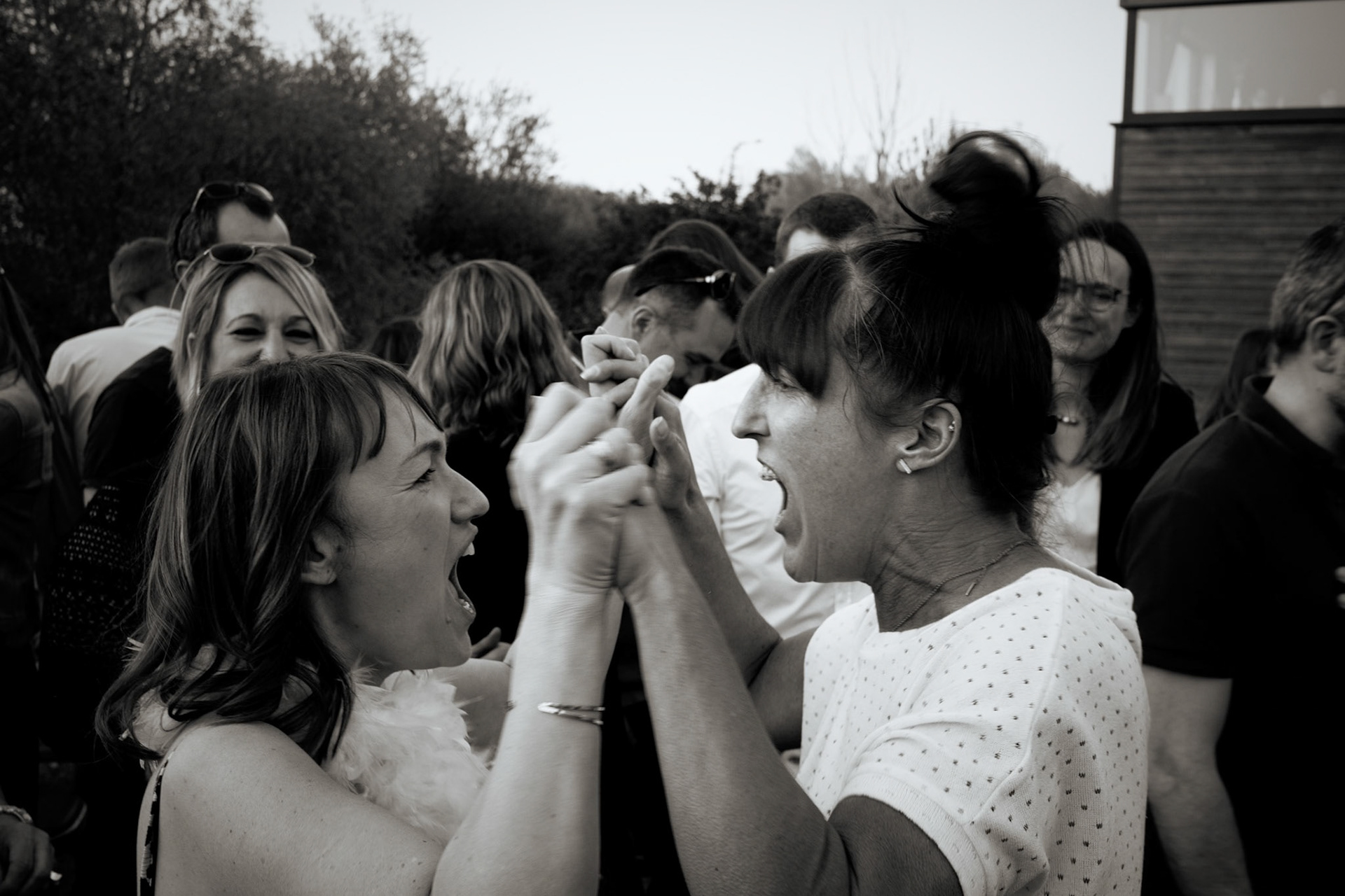 Noord Frankrijk. Vriendinnen die elkaar 20 jaar geleden voor het laatste zagen. Wat is het beste moment om elkaar te omhelzen of de hand te schudden? Een verjaardagsfeest.
