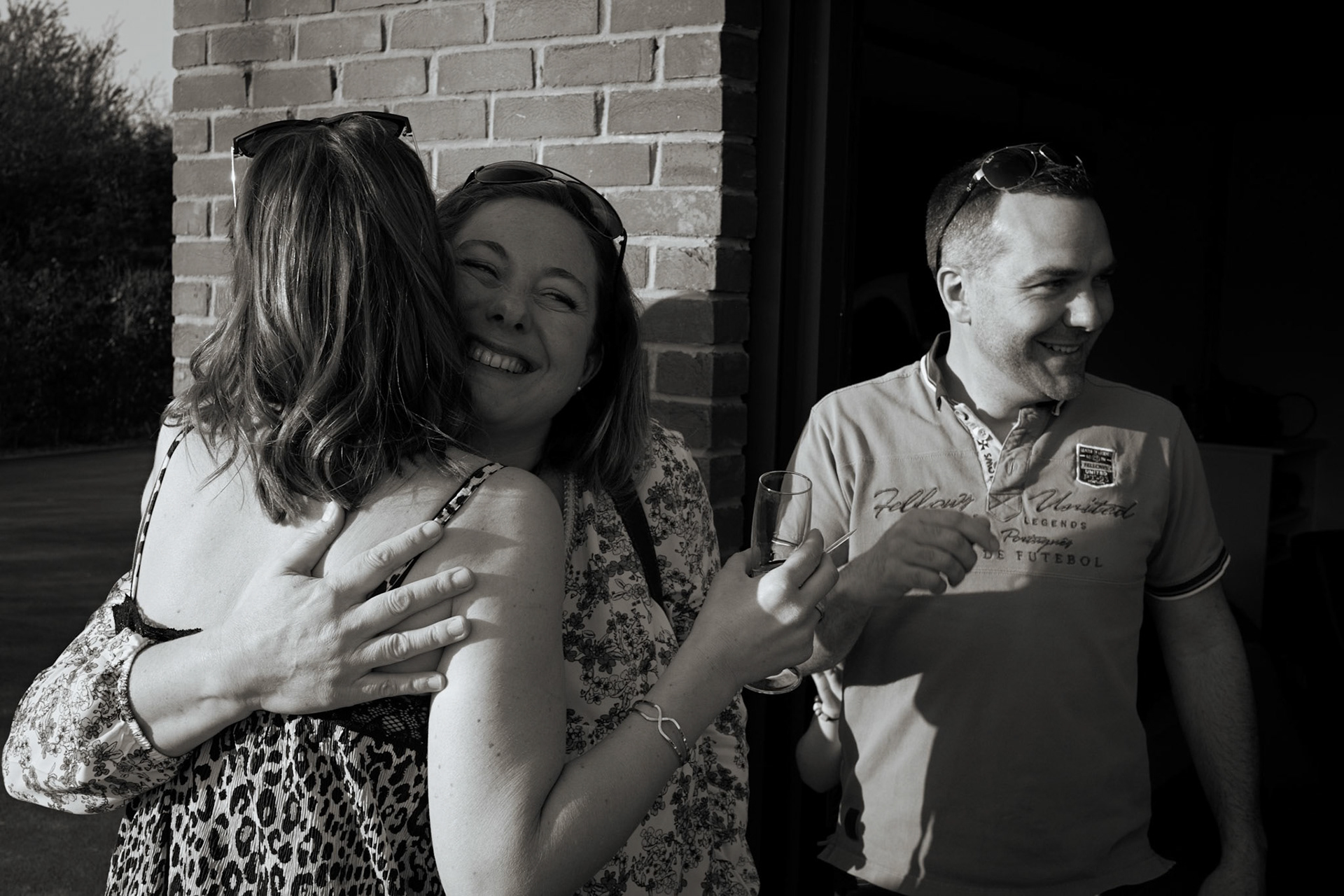Noord Frankrijk. Vriendinnen die elkaar 20 jaar geleden voor het laatste zagen. Wat is het beste moment om elkaar te omhelzen of de hand te schudden? Een verjaardagsfeest.
