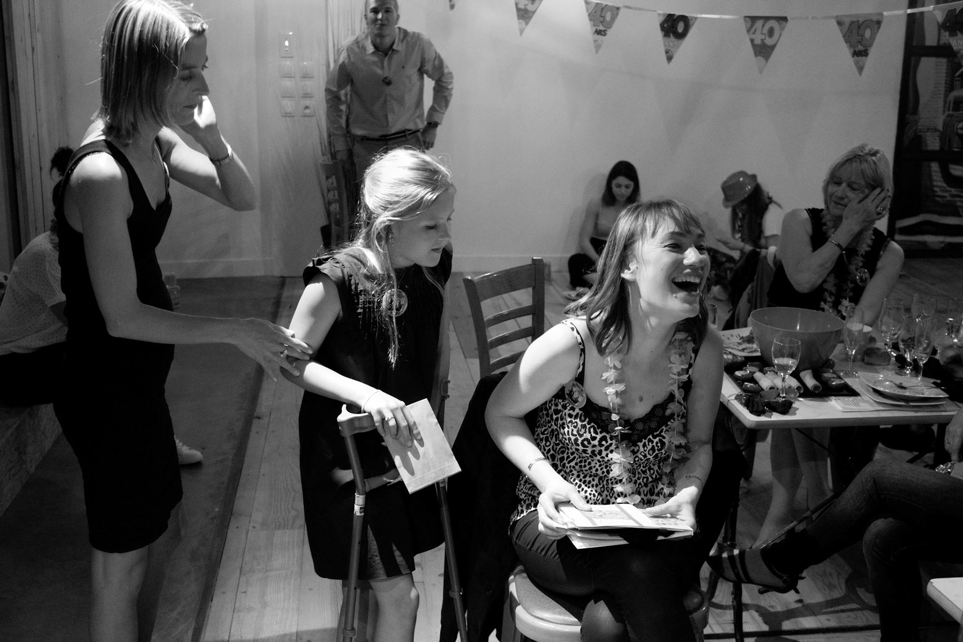 Noord Frankrijk. Vriendinnen die elkaar 20 jaar geleden voor het laatste zagen. Wat is het beste moment om elkaar te omhelzen of de hand te schudden? Een verjaardagsfeest.