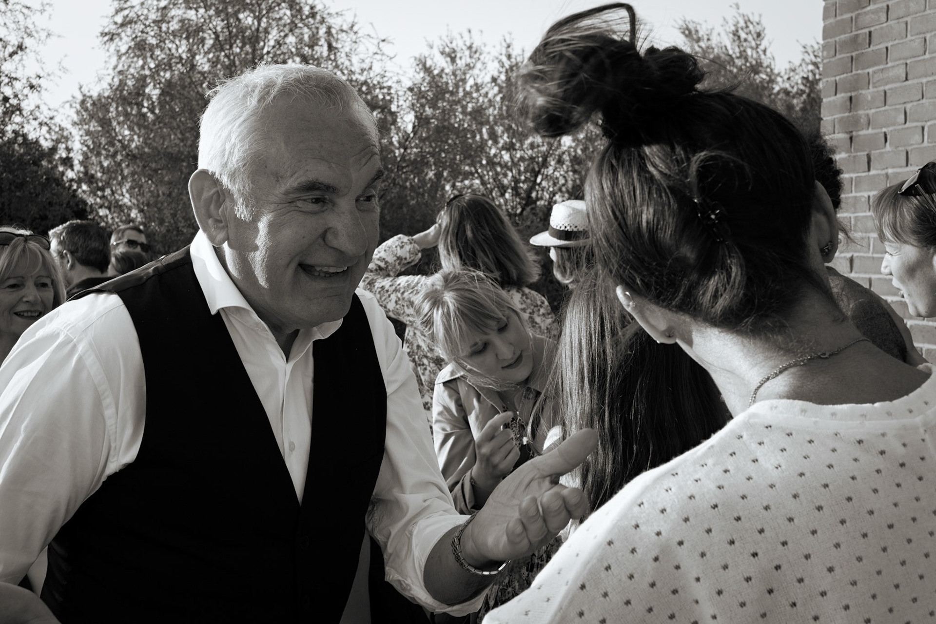 Noord Frankrijk. Vriendinnen die elkaar 20 jaar geleden voor het laatste zagen. Wat is het beste moment om elkaar te omhelzen of de hand te schudden? Een verjaardagsfeest.