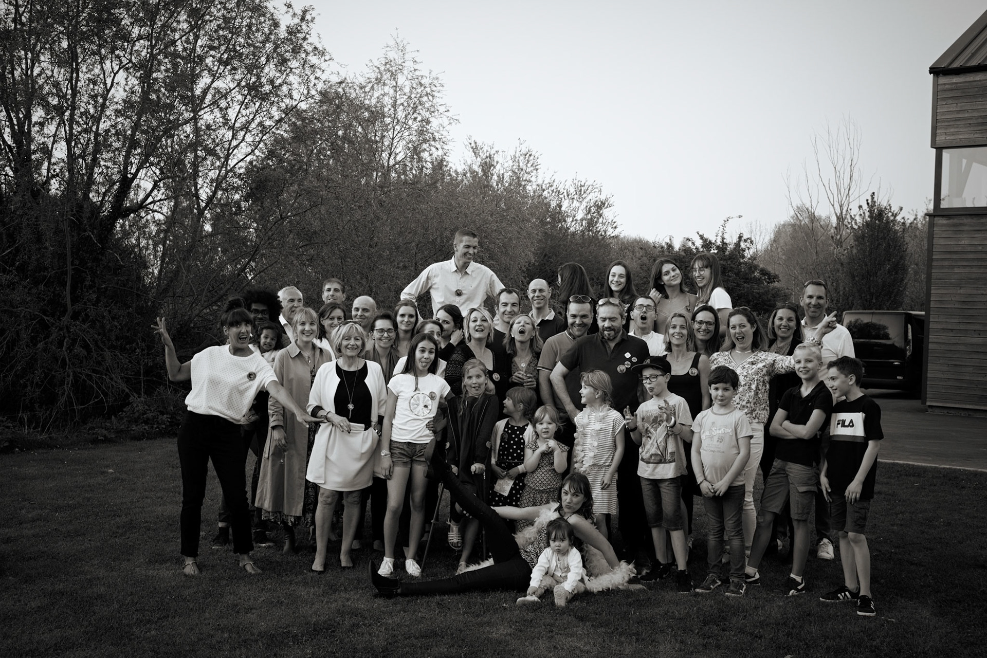 Noord Frankrijk. Vriendinnen die elkaar 20 jaar geleden voor het laatste zagen. Wat is het beste moment om elkaar te omhelzen of de hand te schudden? Een verjaardagsfeest.