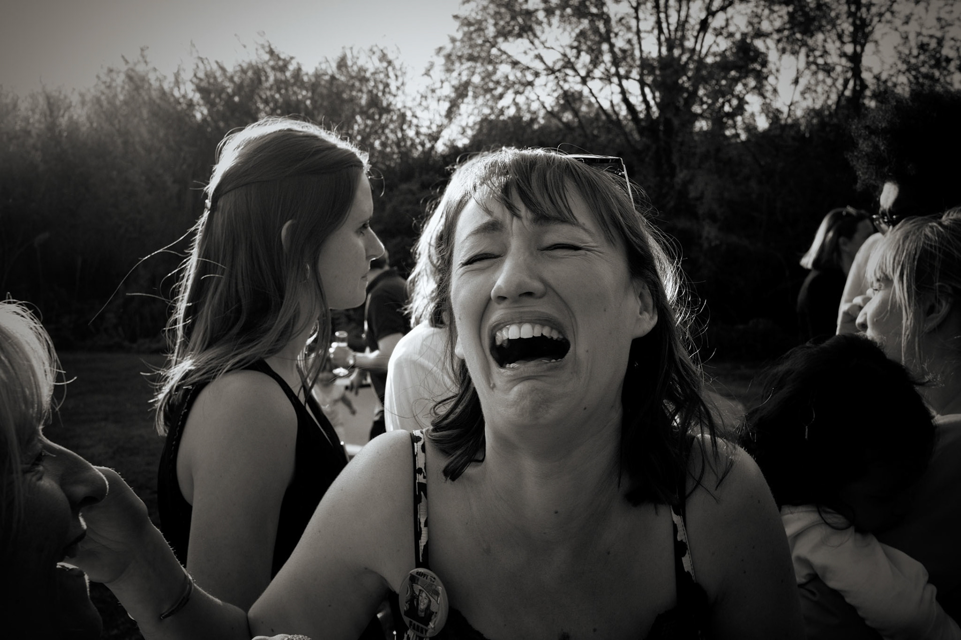 Noord Frankrijk. Vriendinnen die elkaar 20 jaar geleden voor het laatste zagen. Wat is het beste moment om elkaar te omhelzen of de hand te schudden? Een verjaardagsfeest.