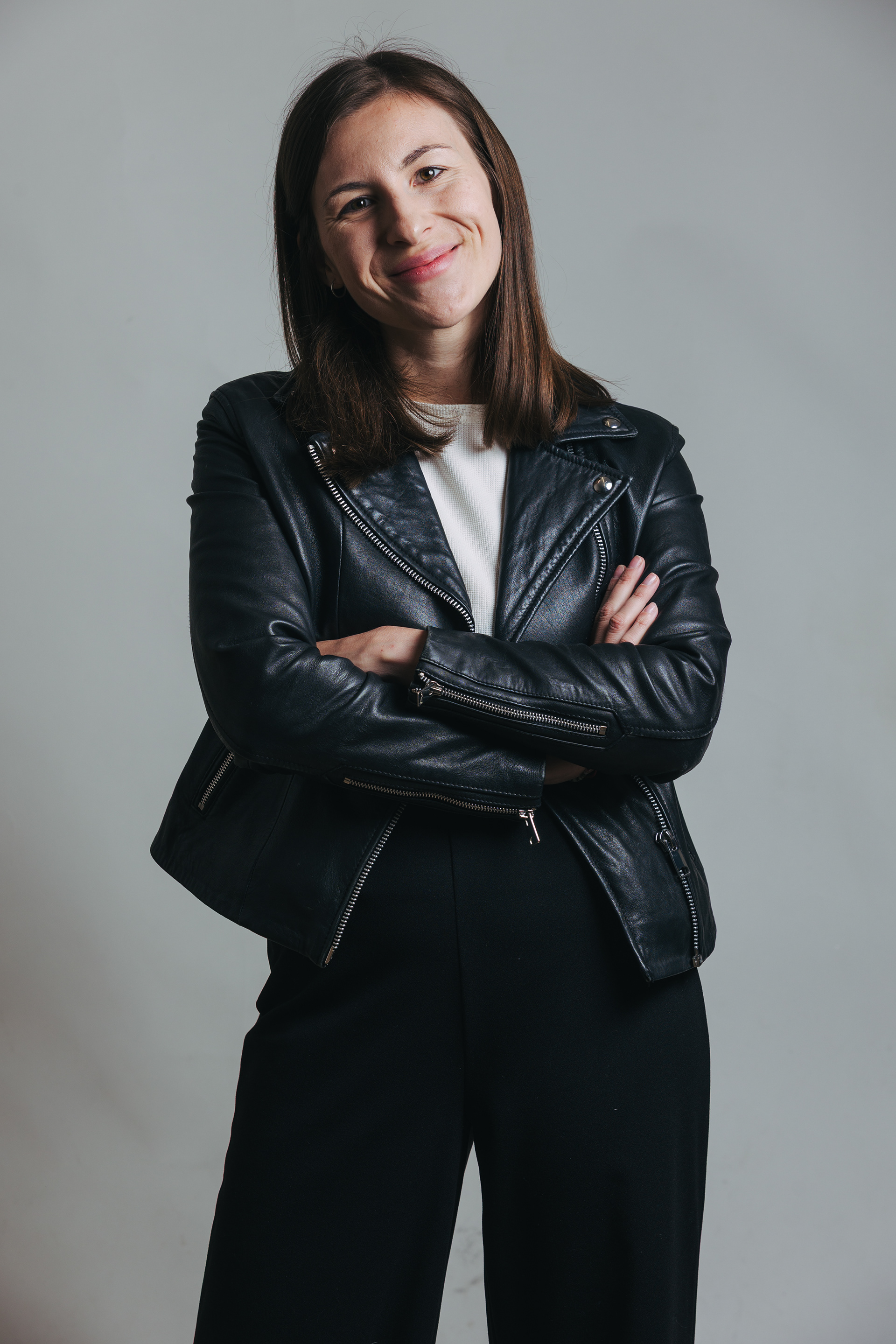 Frau mit Lederjacke und verschränkten Armen