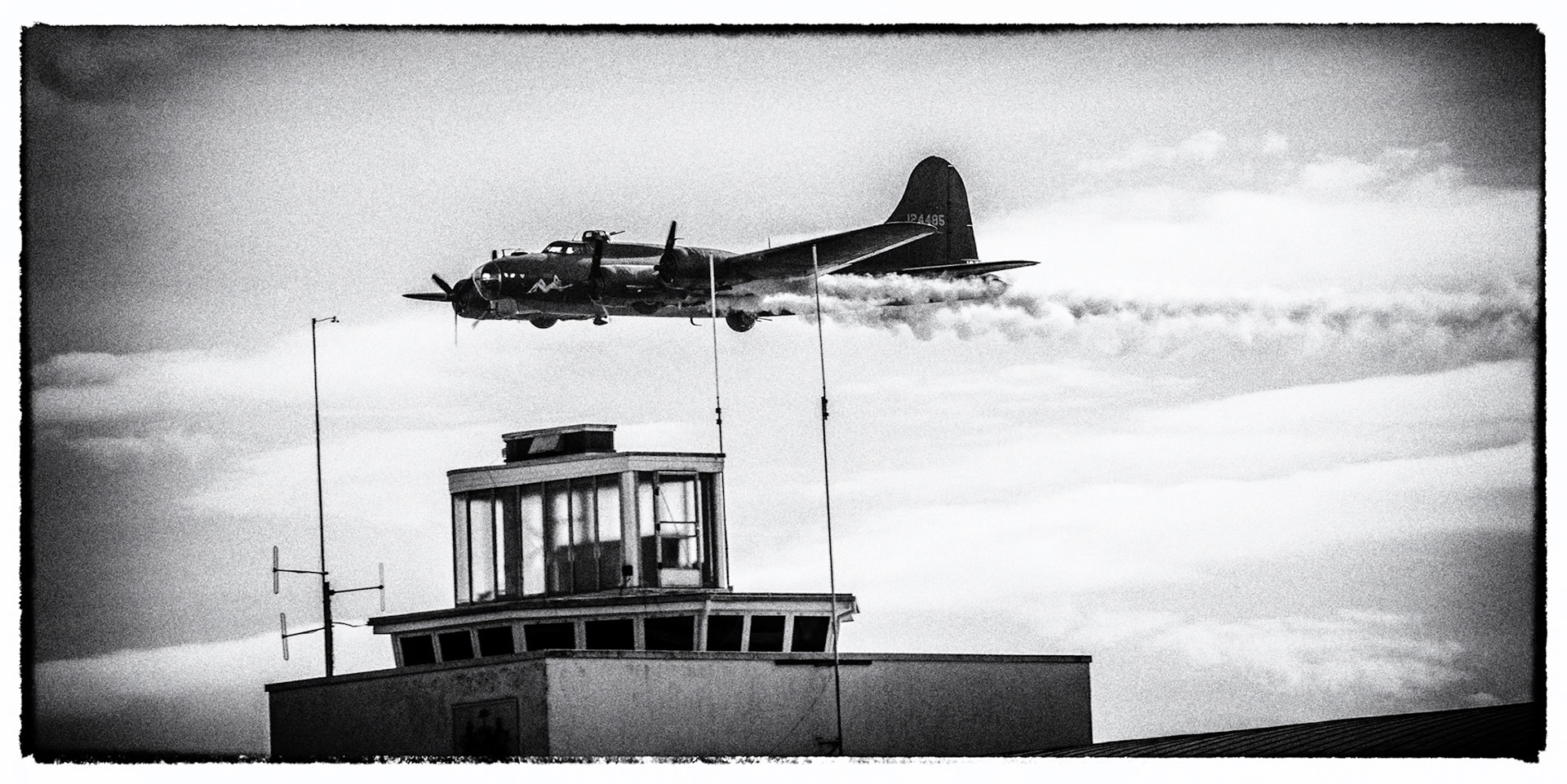 B17 flies past the pier at Bournemouth Airshow 2013