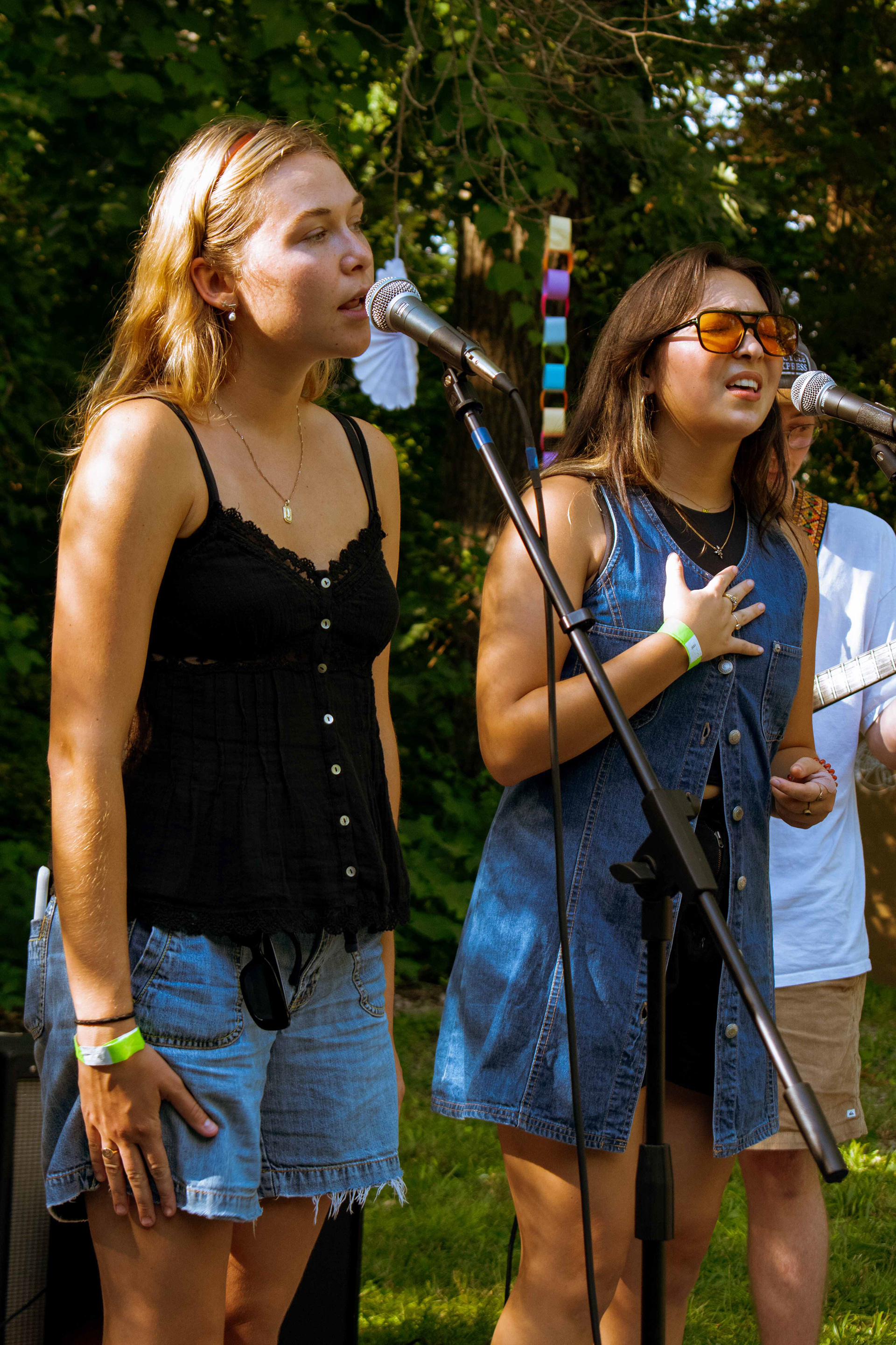 HAIM- Joy Hotchkiss, Calista Kweon,
