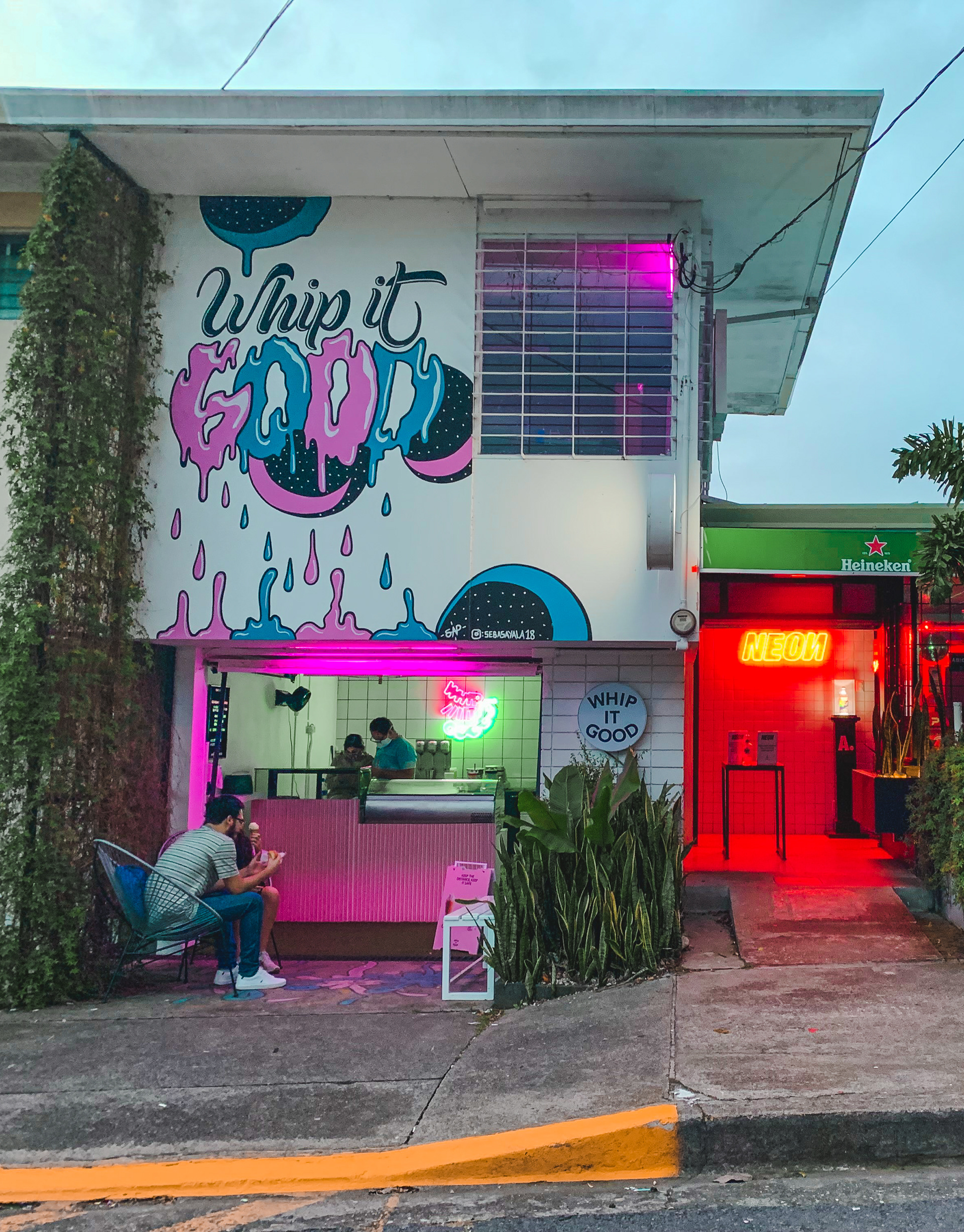 Fachada da Whipe it Good! e da Neon