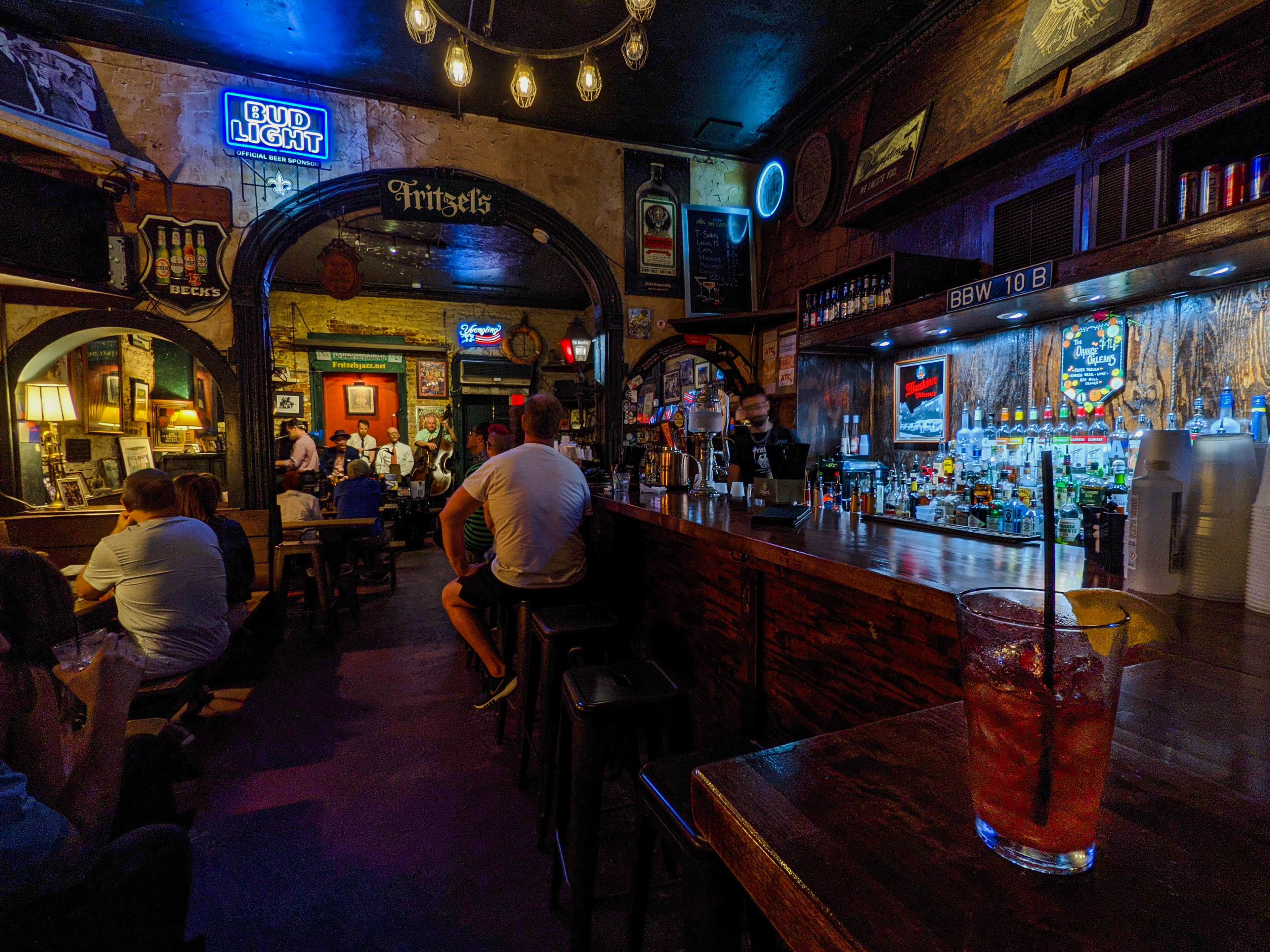 Interior do bar de jazz Fritzel's