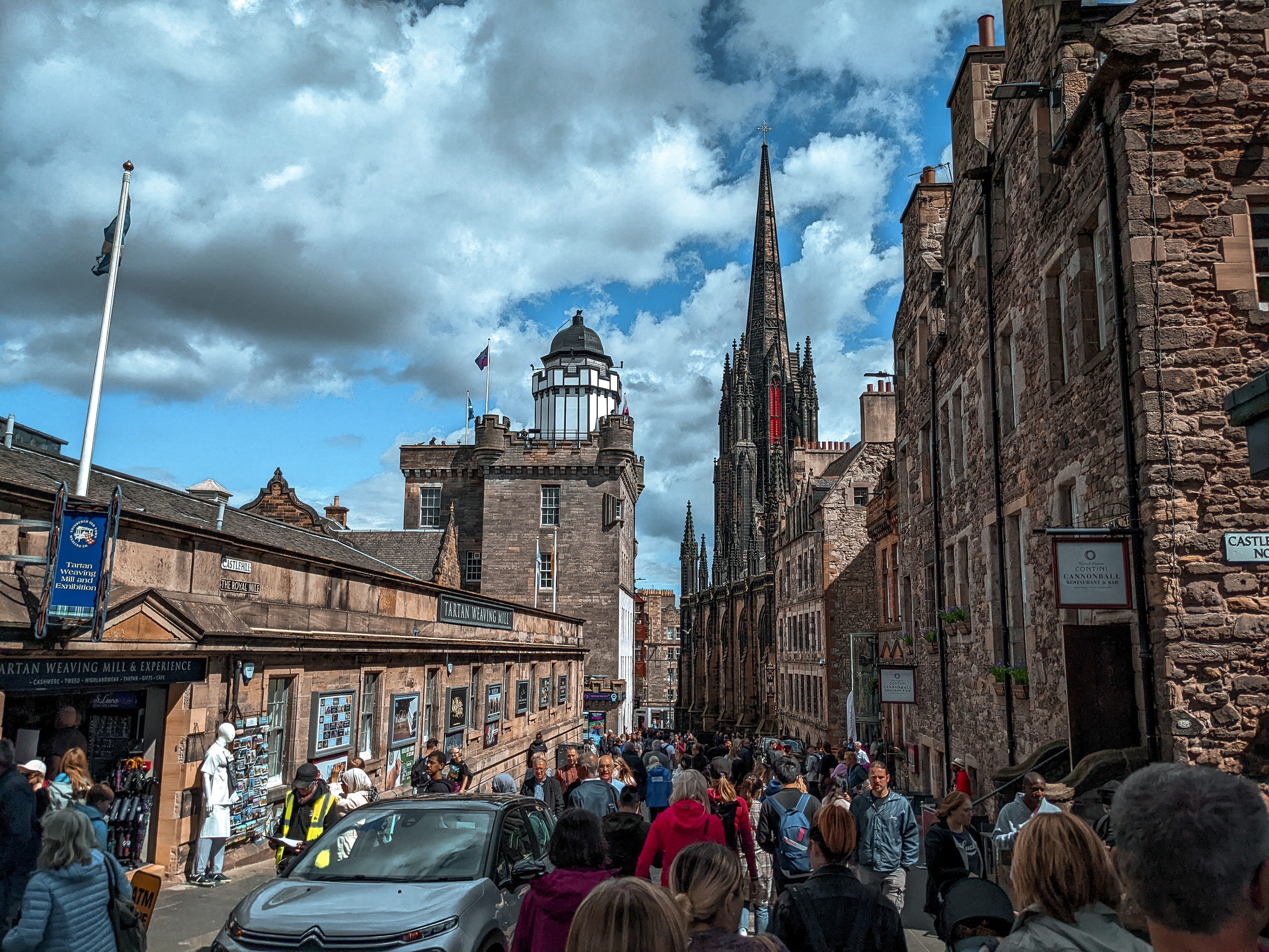 Multidão na Royal Mile