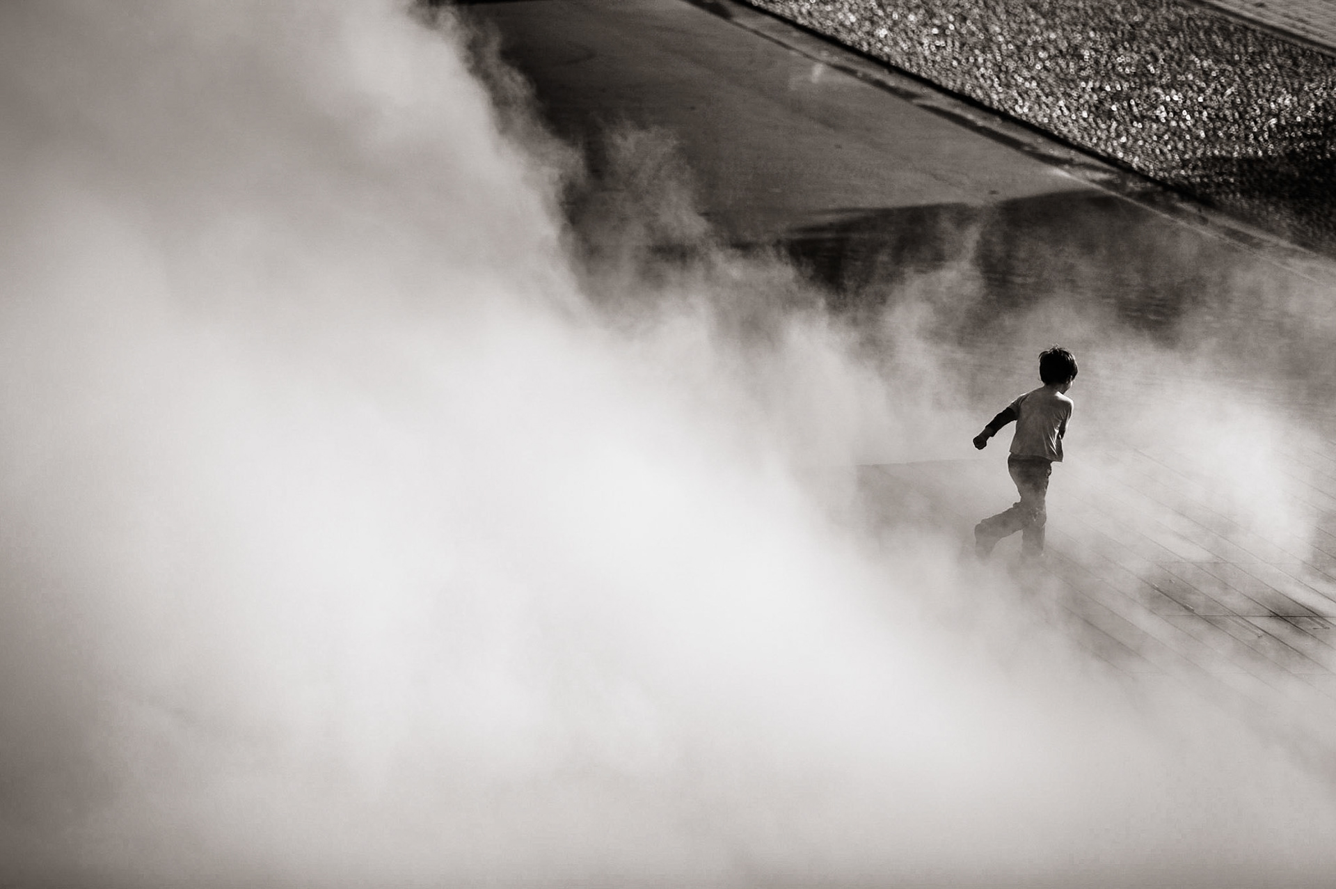 Enfant jouant dans un nuage de fumée artificielle, Lille, Octobre 2012