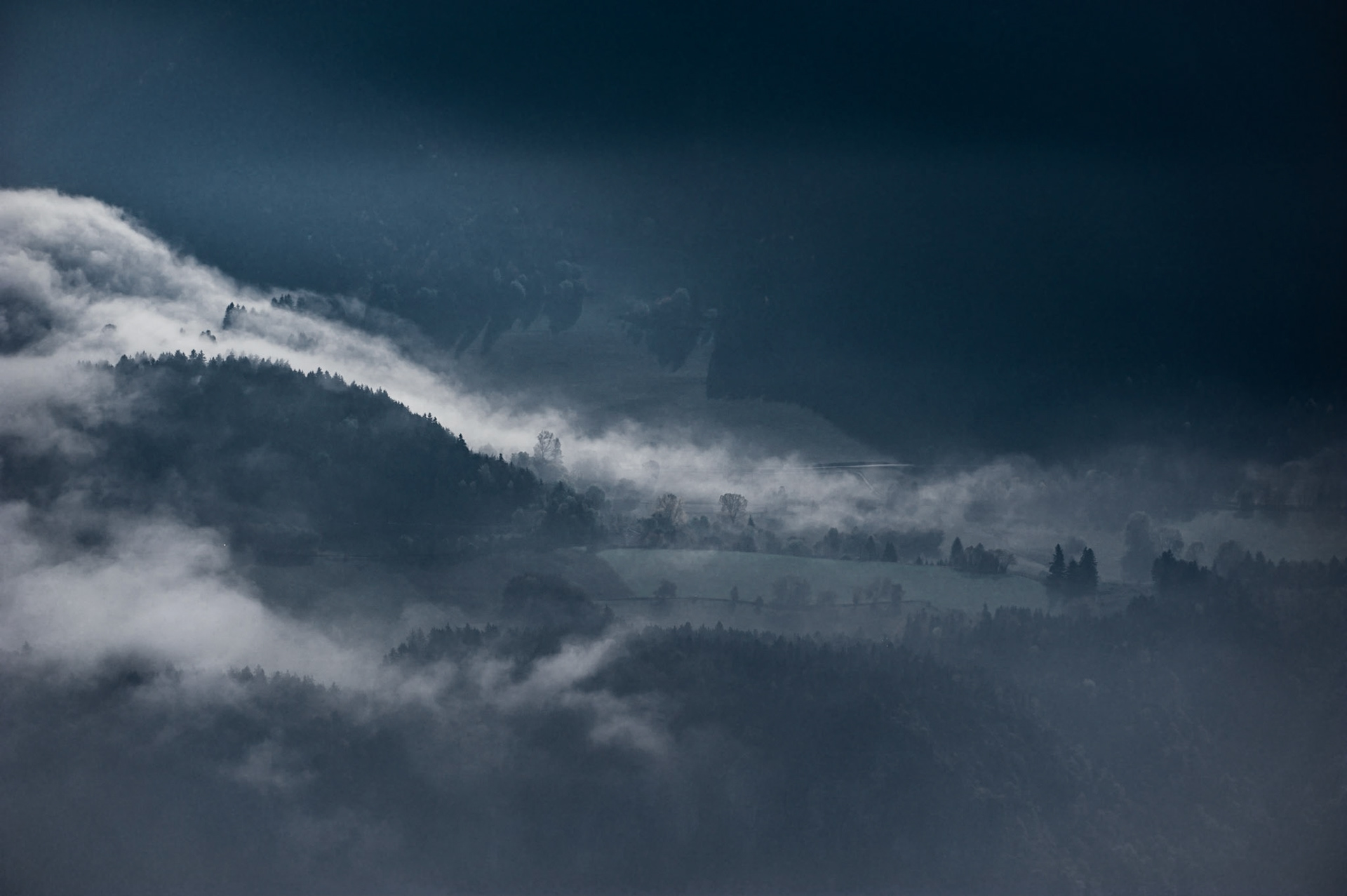 Tumultueux nuages, brumes indomptables, et l’immobilité paisible de ce monde minéral.Comme une respiration … Une sensation, à garder là, tout près du cœur…a rever de partager