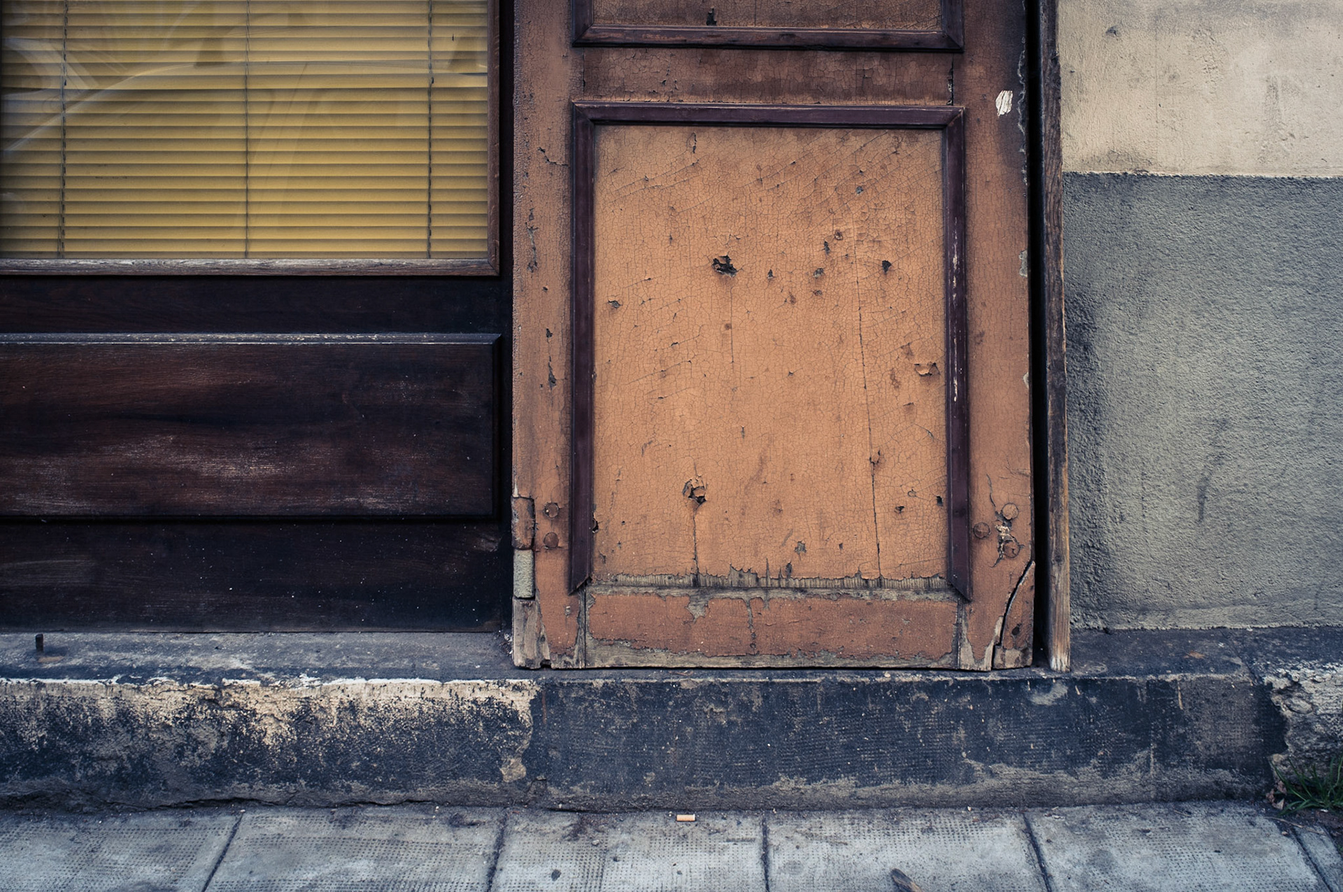 Sur le pas de la porte