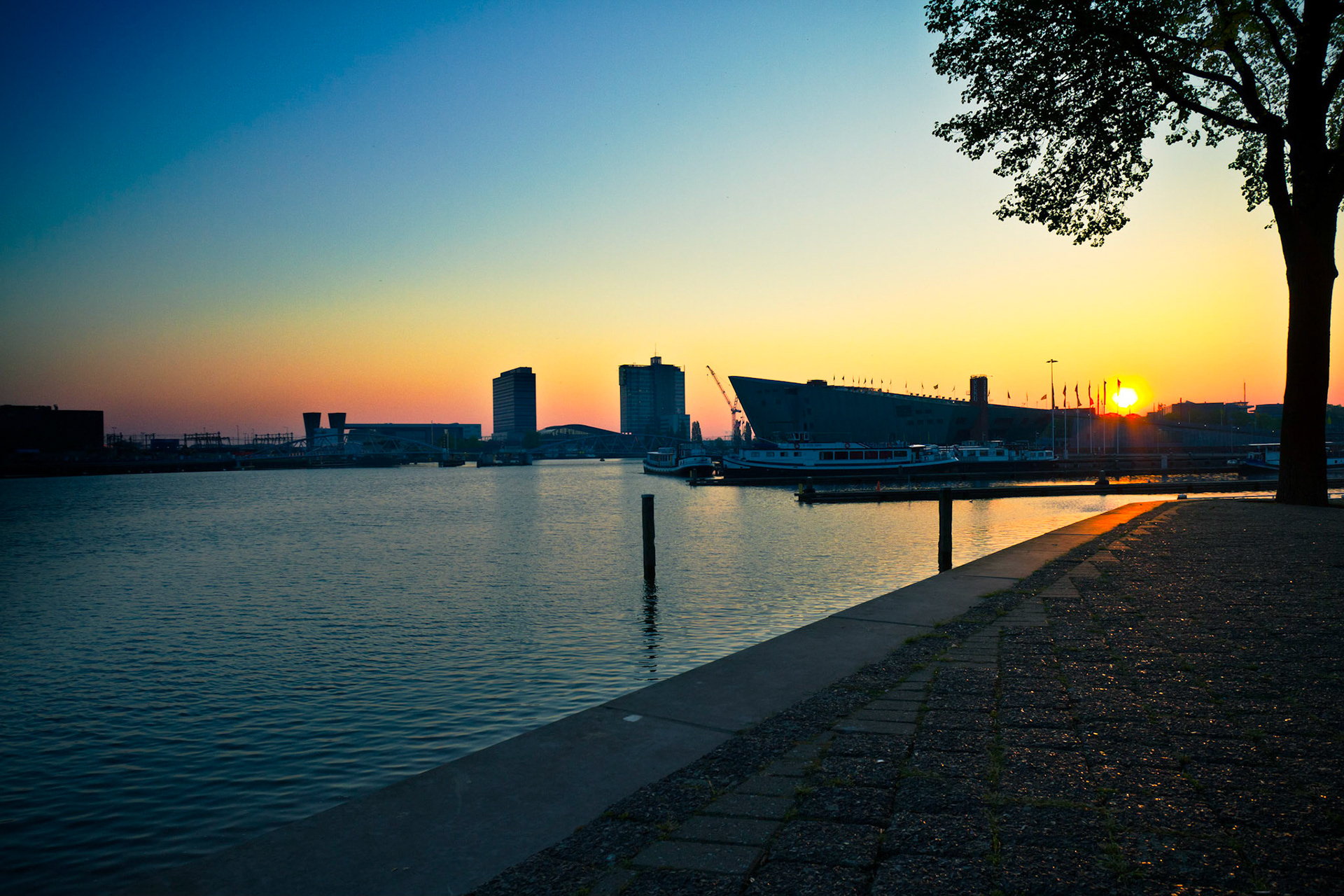 Lever du soleil sur le centre Nemo (Amsterdam)