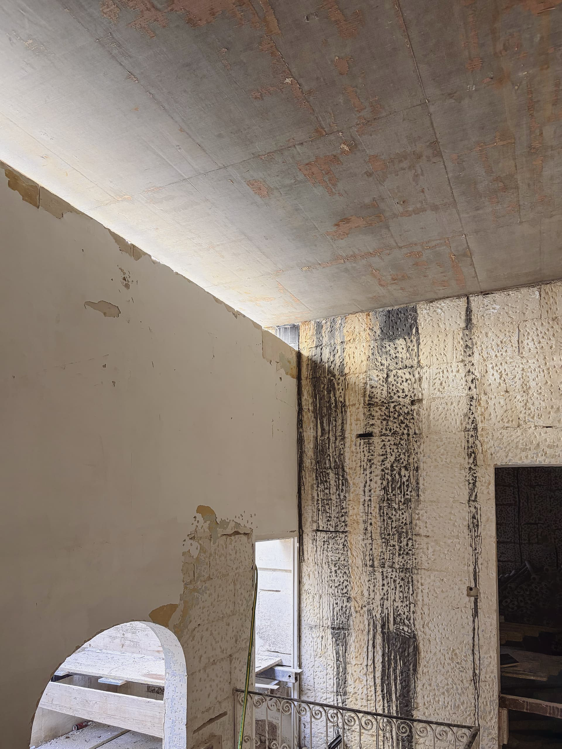 Light slit between masonry wall and fair-faced concrete ceiling.