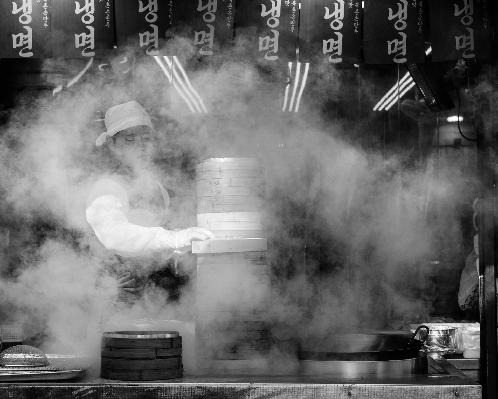 A cook steams mandu, a typical Korean dumpling at a Nengmyeon restaurant near Bukchon, SeoulSeoul, South Korea2017