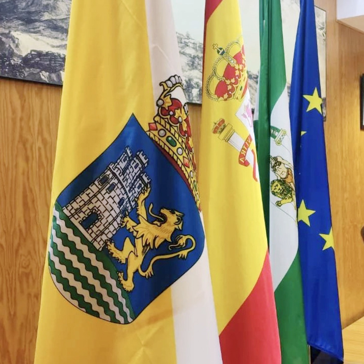 La bandera de Castilblanco de los Arroyos luce en el salón de plenos del Ayuntamiento junto a las de España, Andalucía y Unión Europea.