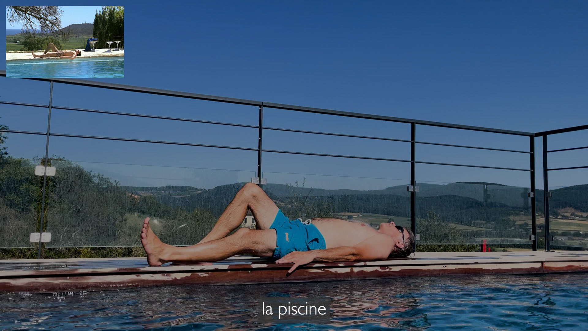 capture d'écran présentant une reproduction d'une scène du film "la piscine" avec en incrustation une vignette de l’image du film original et en sous-titre le titre du film
