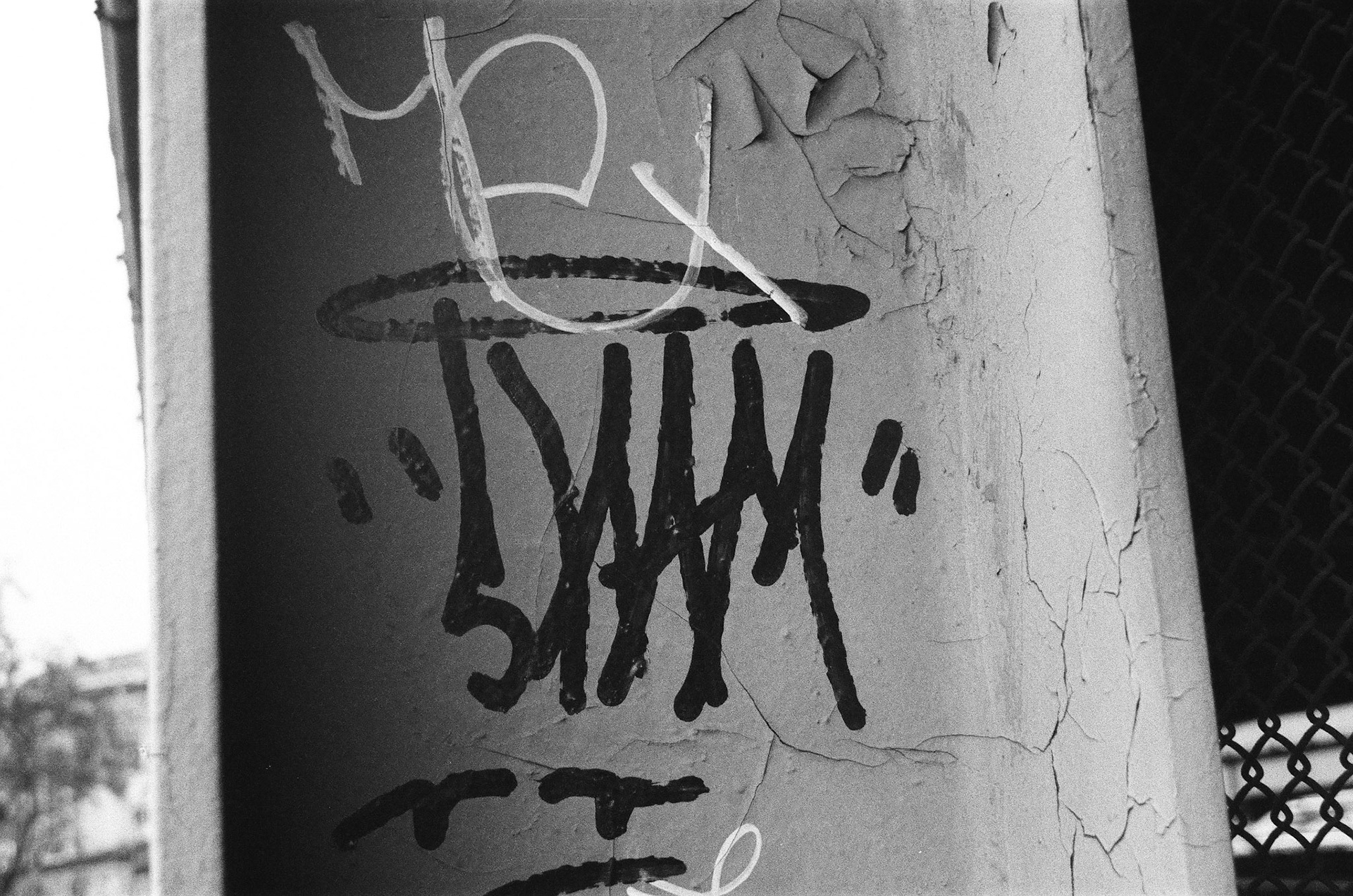 wow i wonder who vandalized tha manhattan bridge in 2018?